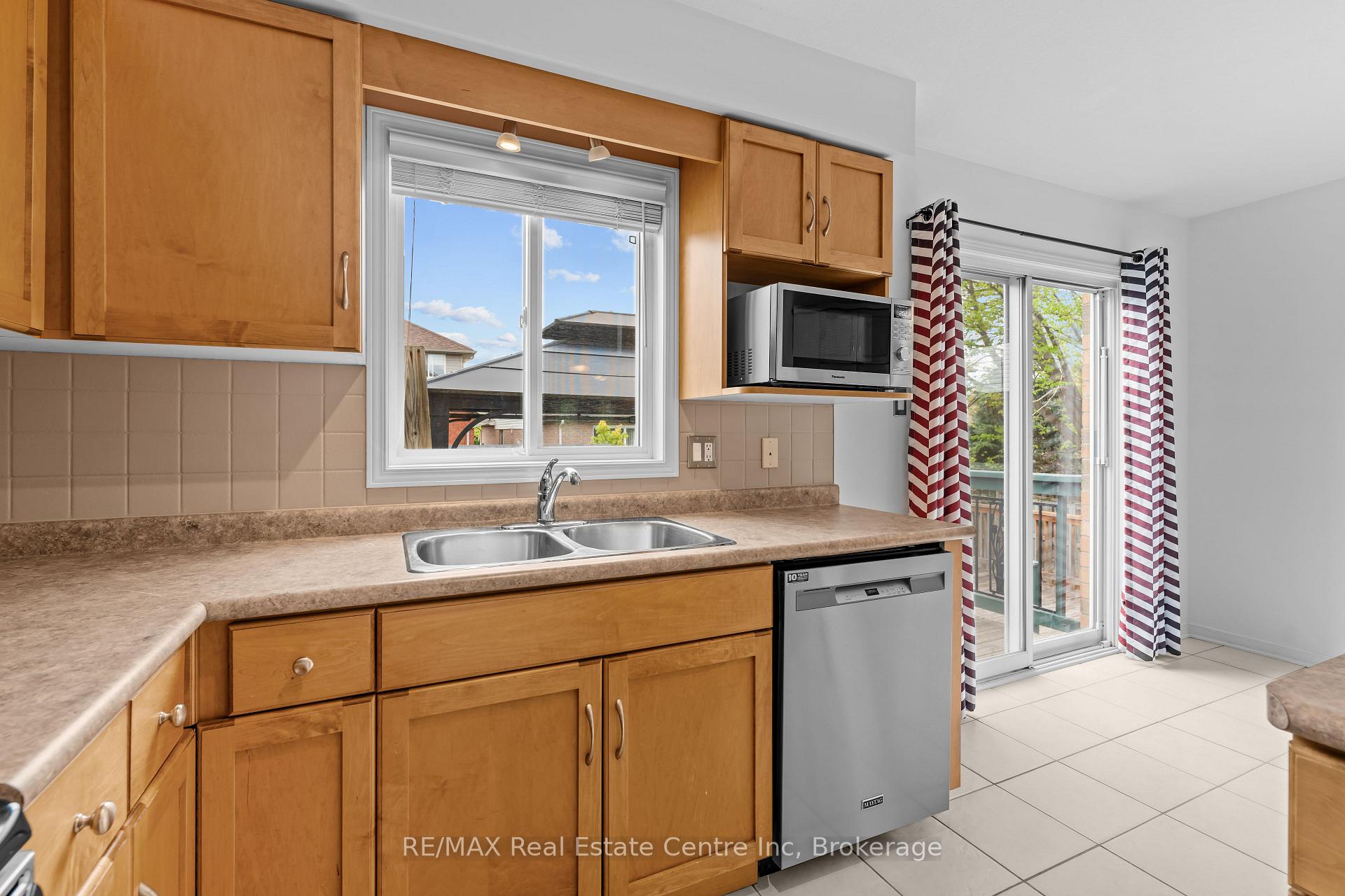 Photo 25 of 137 Gosling Gardens, Guelph, Clairfields/Hanlon Business Park — HOMEH
