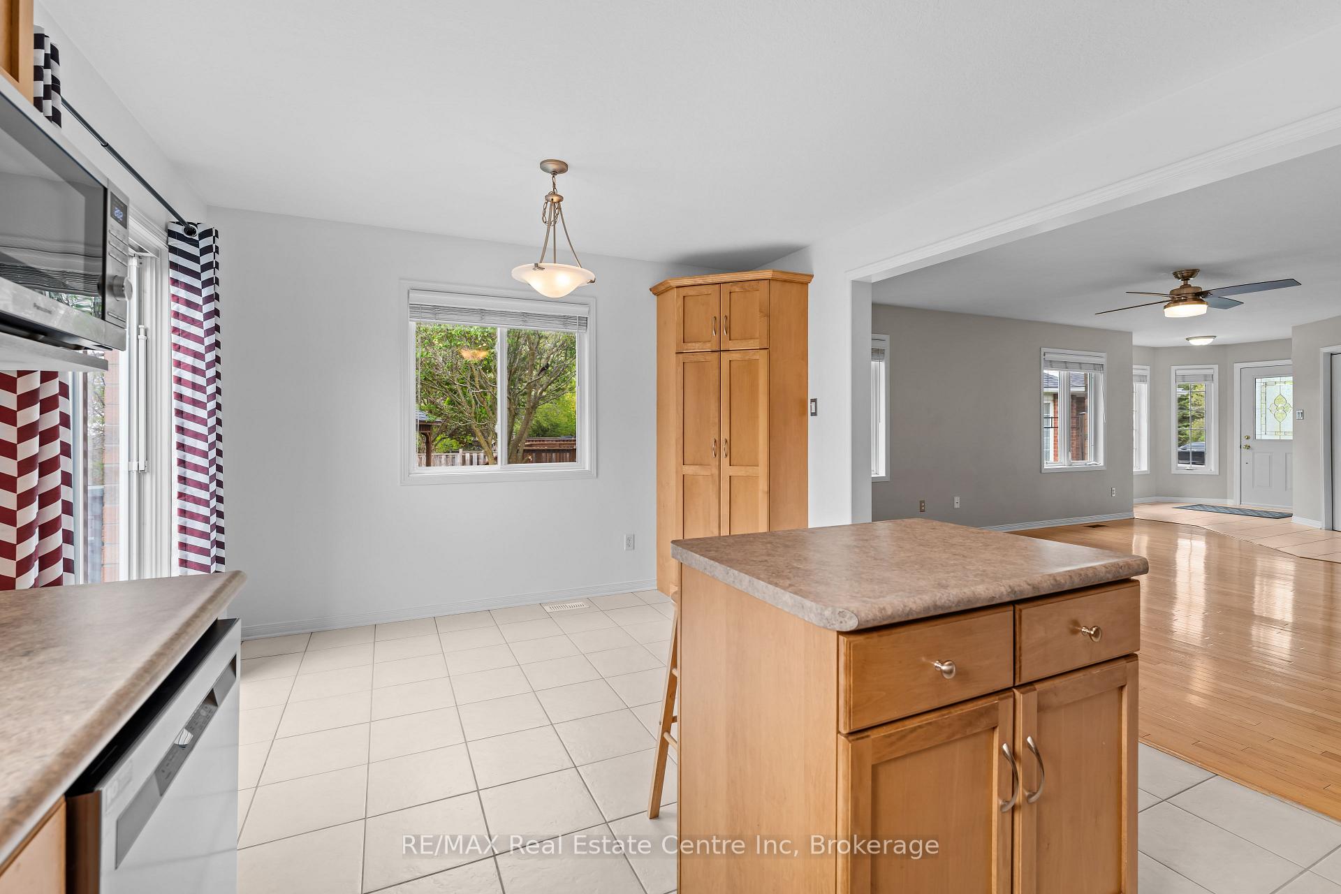 Photo 26 of 137 Gosling Gardens, Guelph, Clairfields/Hanlon Business Park — HOMEH