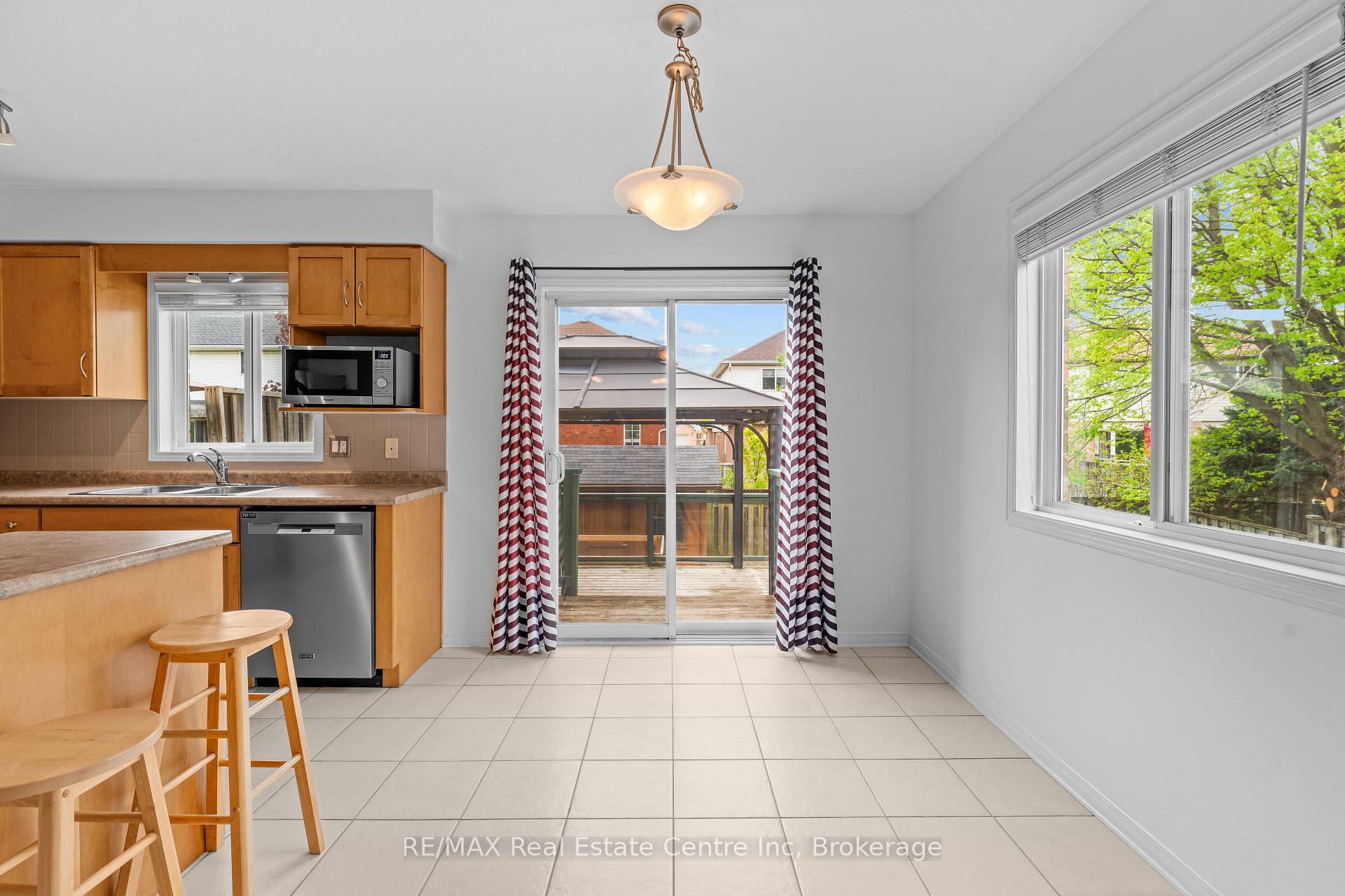 Photo 27 of 137 Gosling Gardens, Guelph, Clairfields/Hanlon Business Park — HOMEH