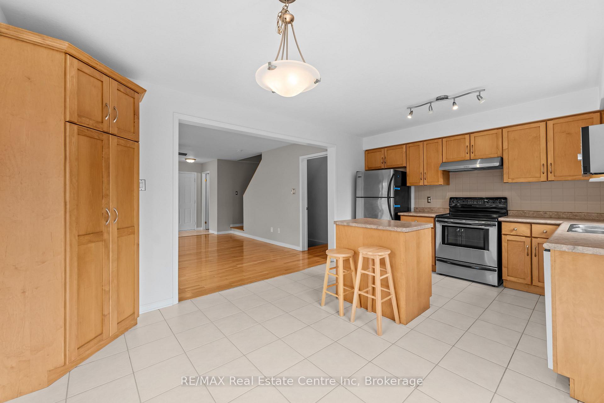Photo 28 of 137 Gosling Gardens, Guelph, Clairfields/Hanlon Business Park — HOMEH