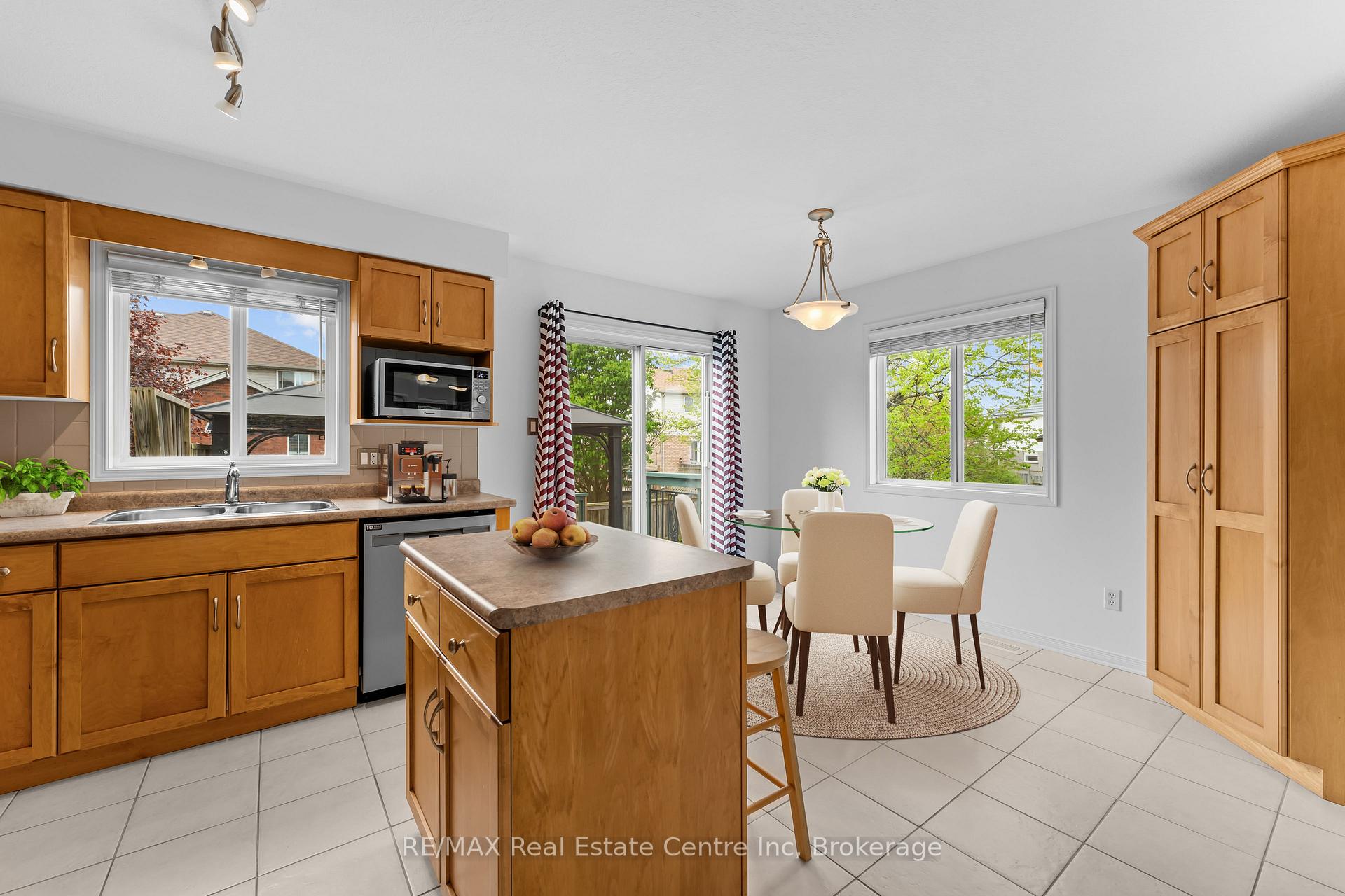 Photo 29 of 137 Gosling Gardens, Guelph, Clairfields/Hanlon Business Park — HOMEH