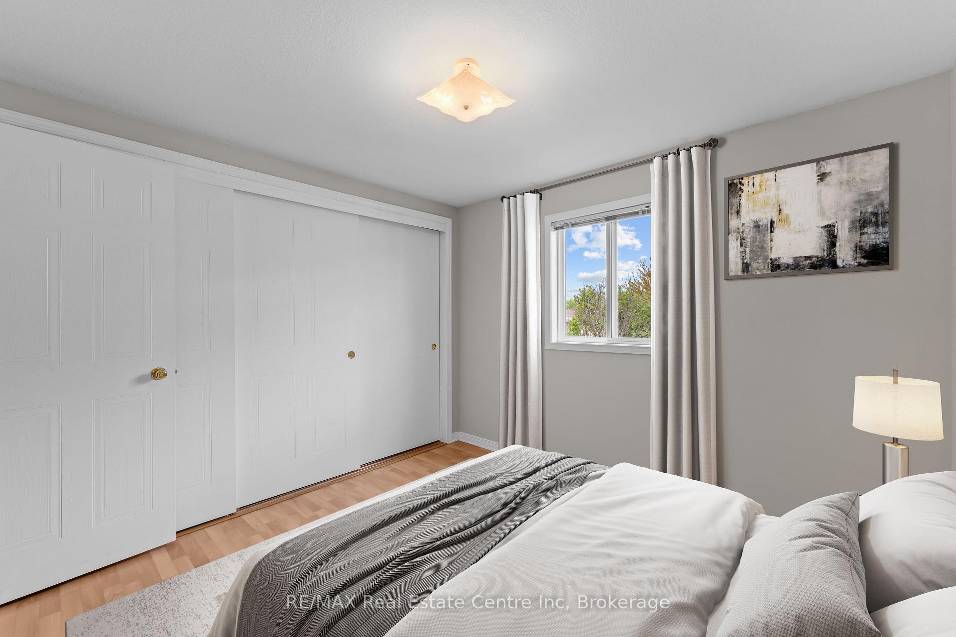 Photo 33 of 137 Gosling Gardens, Guelph, Clairfields/Hanlon Business Park — HOMEH