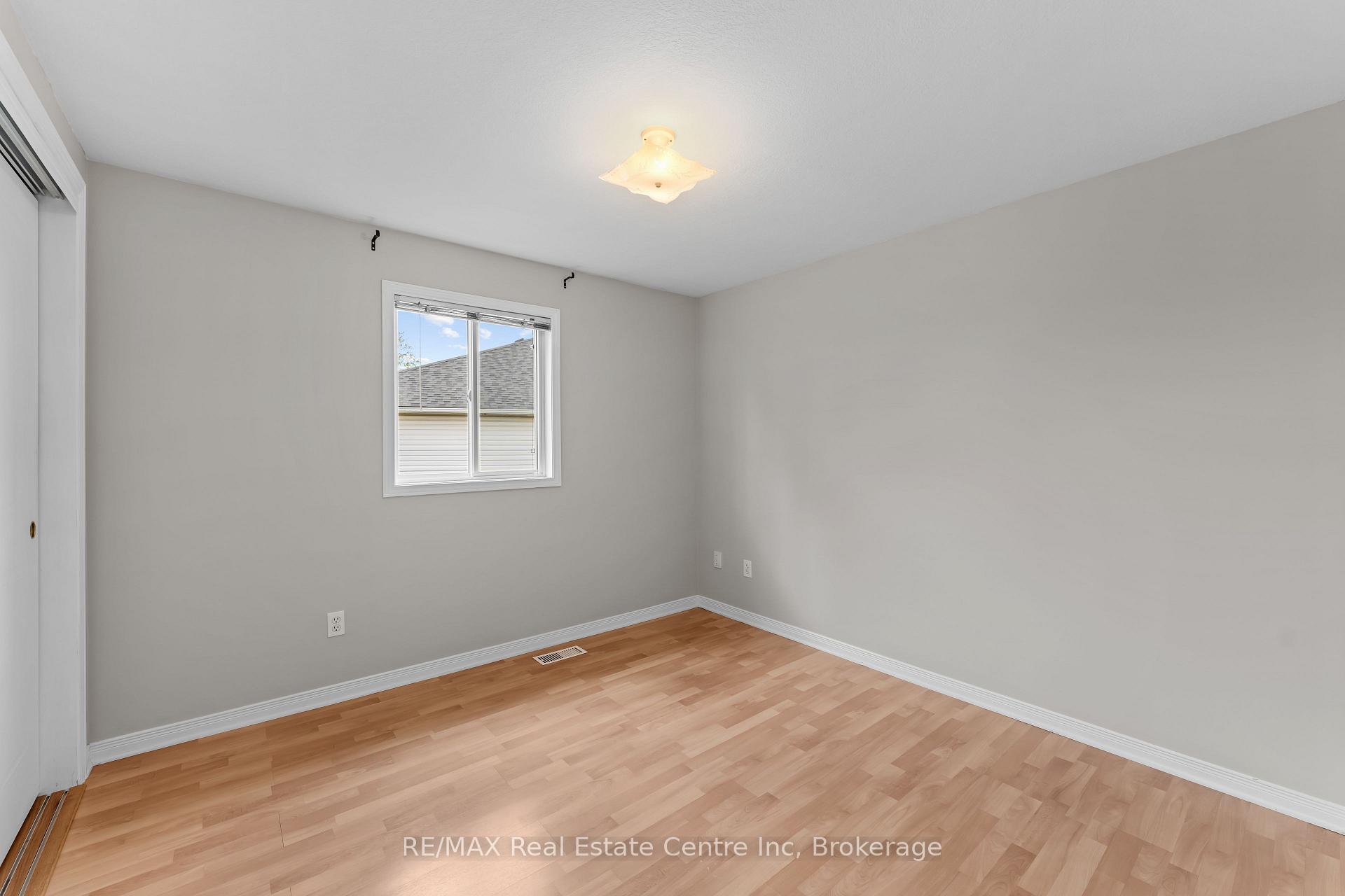 Photo 34 of 137 Gosling Gardens, Guelph, Clairfields/Hanlon Business Park — HOMEH