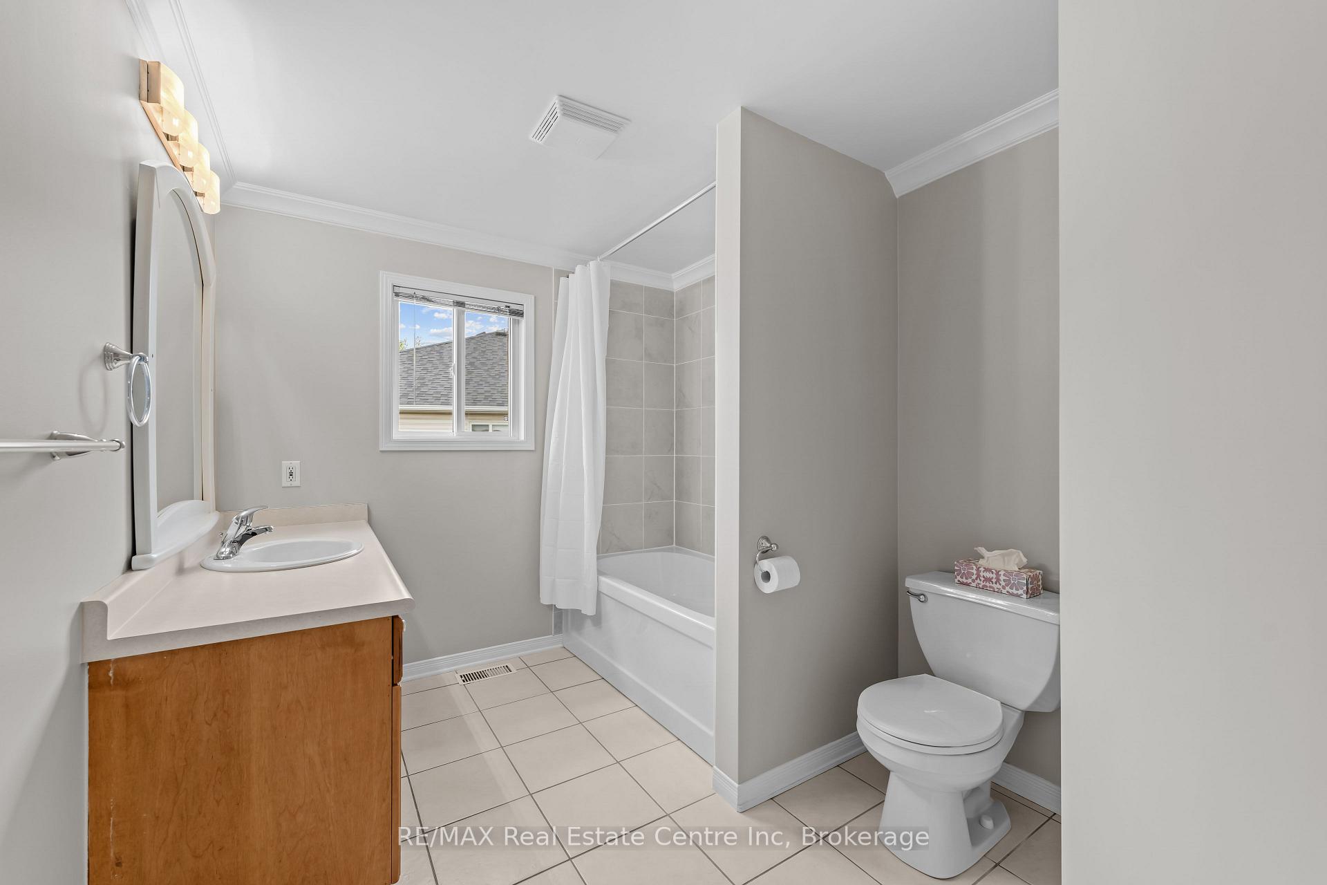 Photo 35 of 137 Gosling Gardens, Guelph, Clairfields/Hanlon Business Park — HOMEH
