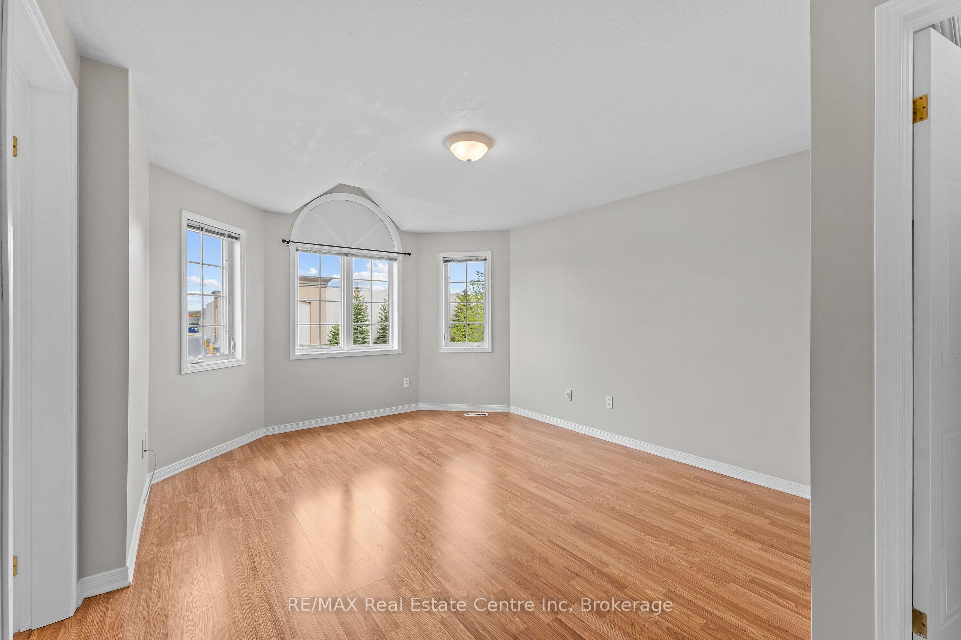 Photo 37 of 137 Gosling Gardens, Guelph, Clairfields/Hanlon Business Park — HOMEH