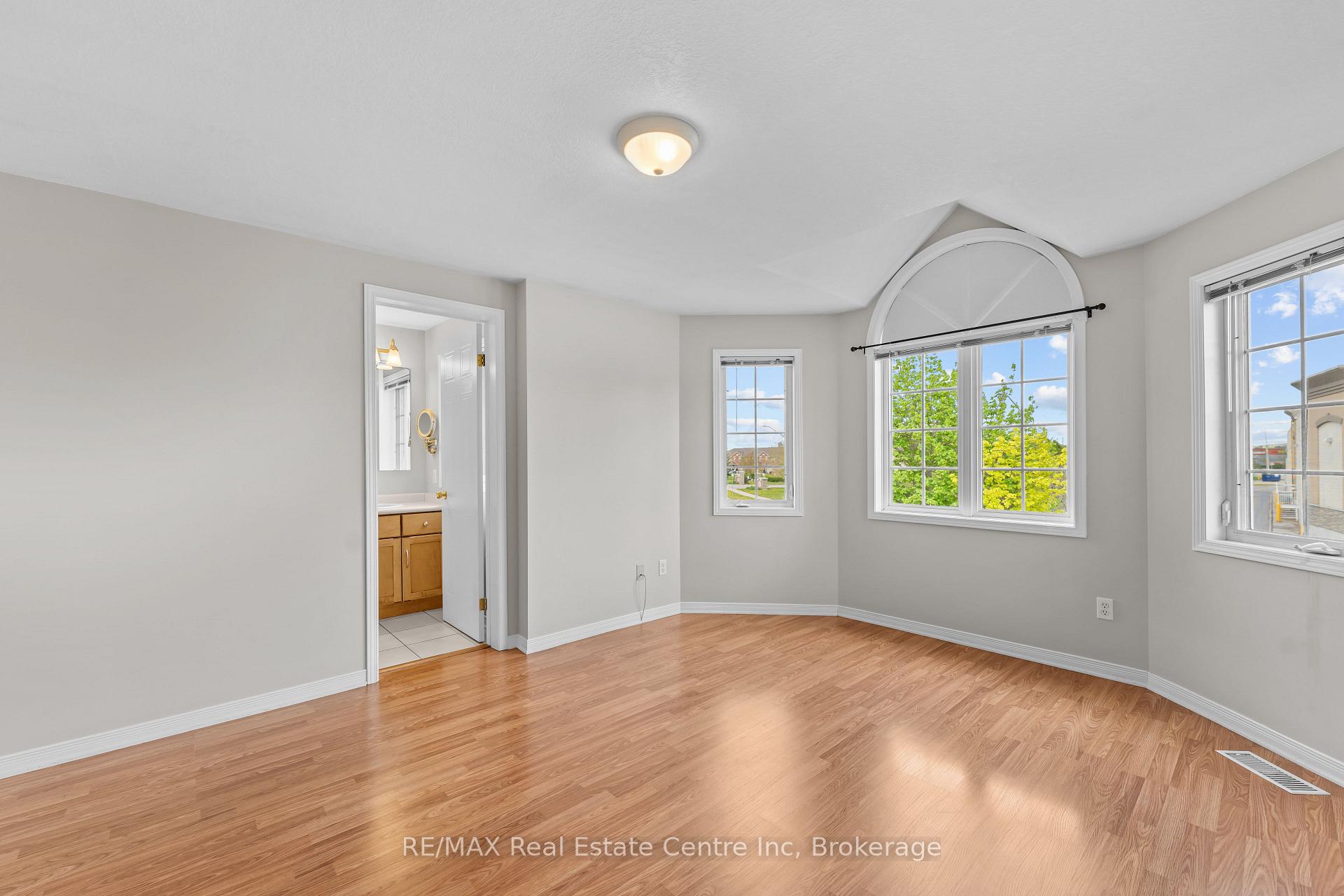 Photo 39 of 137 Gosling Gardens, Guelph, Clairfields/Hanlon Business Park — HOMEH