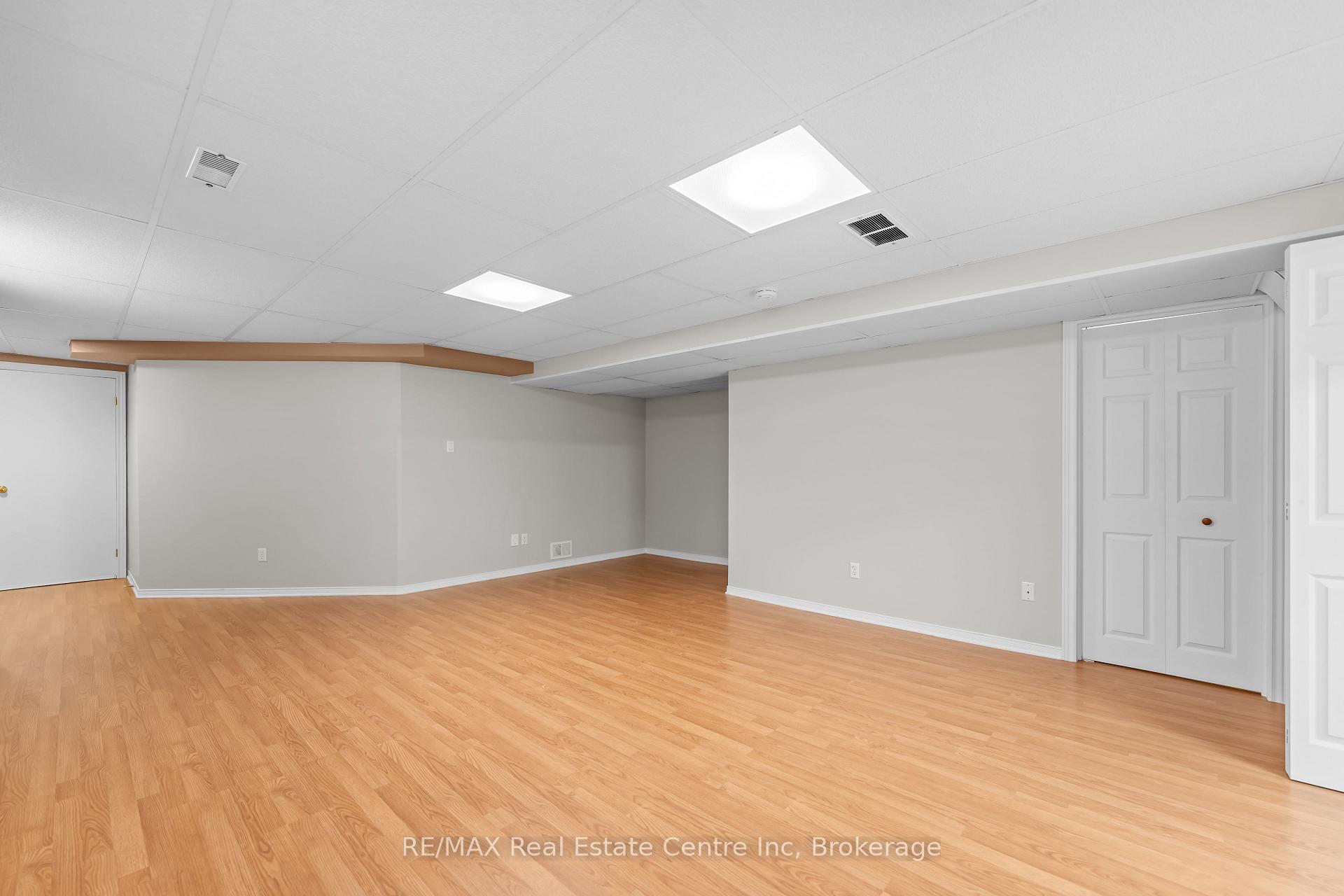 Photo 44 of 137 Gosling Gardens, Guelph, Clairfields/Hanlon Business Park — HOMEH