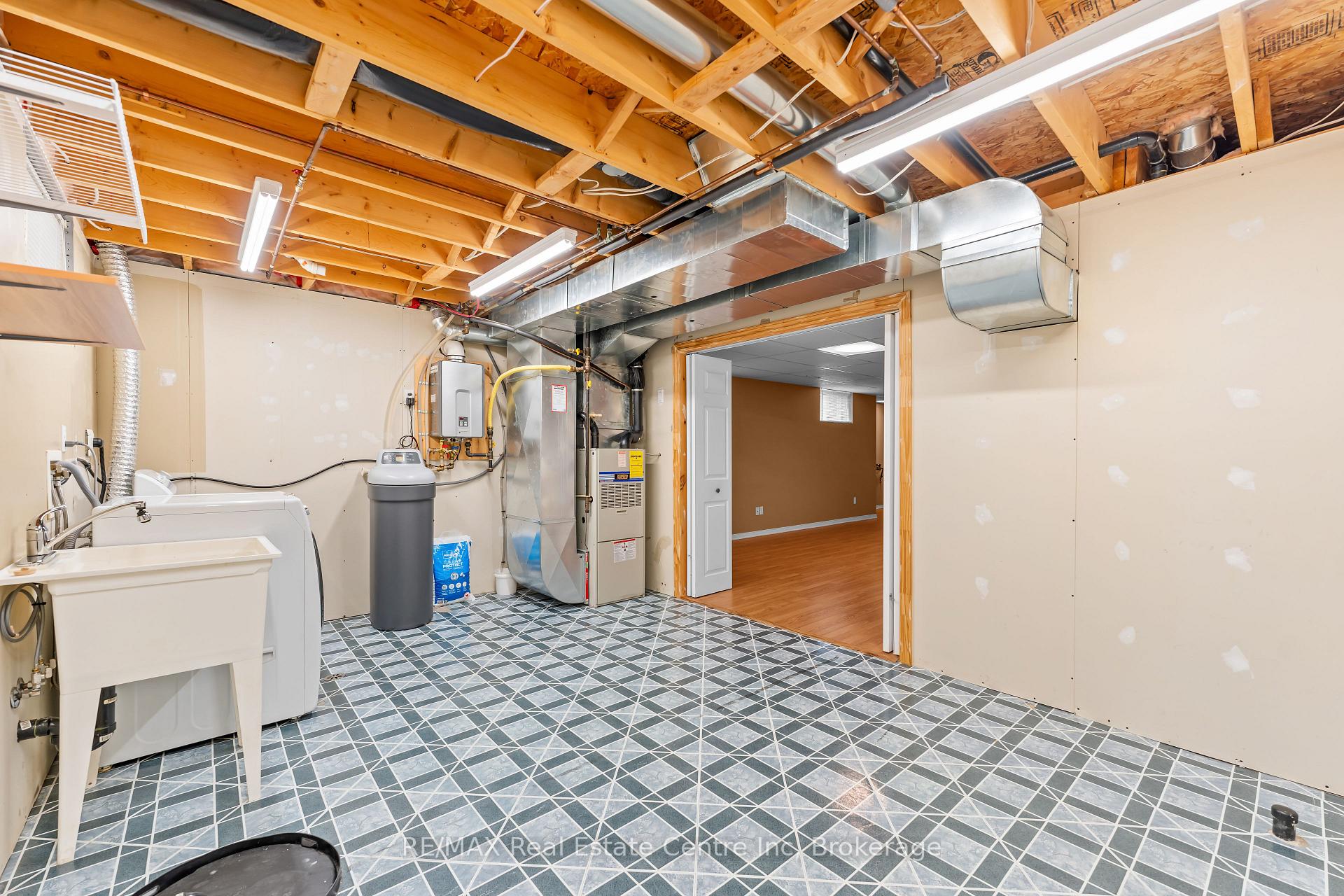 Photo 45 of 137 Gosling Gardens, Guelph, Clairfields/Hanlon Business Park — HOMEH