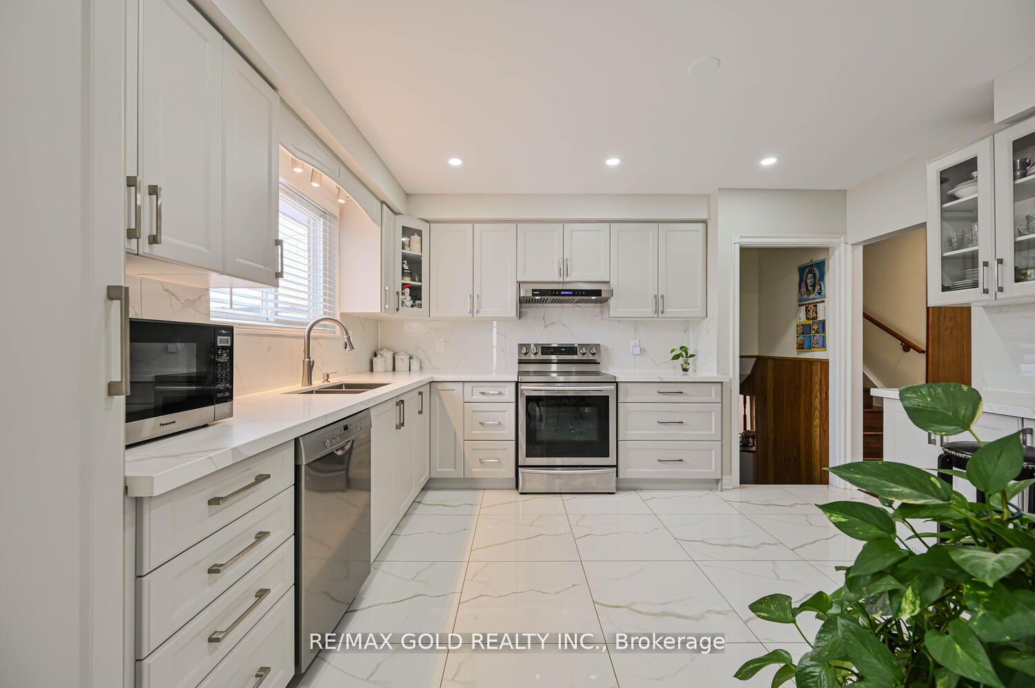 Photo 2 of 29 Doncaster Drive, Brampton, Southgate — HOMEH