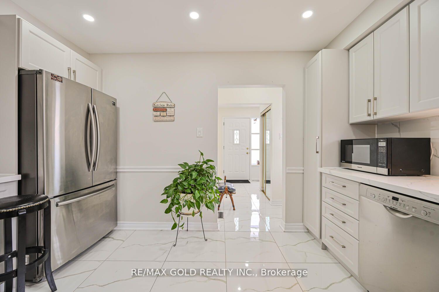 Photo 3 of 29 Doncaster Drive, Brampton, Southgate — HOMEH