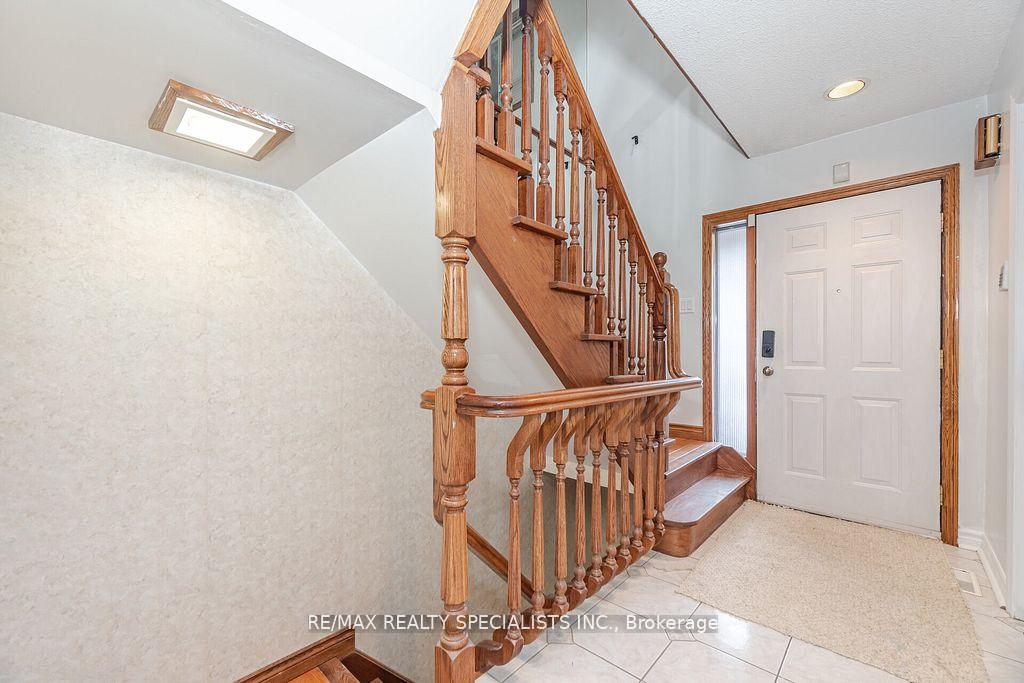 Photo 2 of 106 Elderwood Place, Brampton, Brampton North — HOMEH
