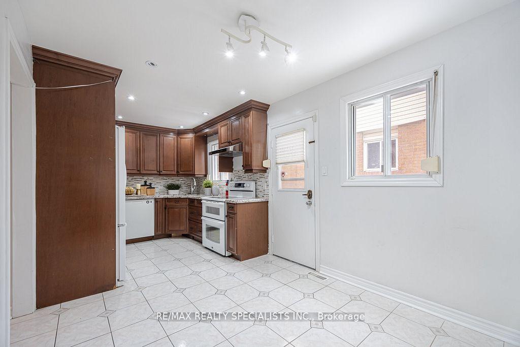 Photo 7 of 106 Elderwood Place, Brampton, Brampton North — HOMEH