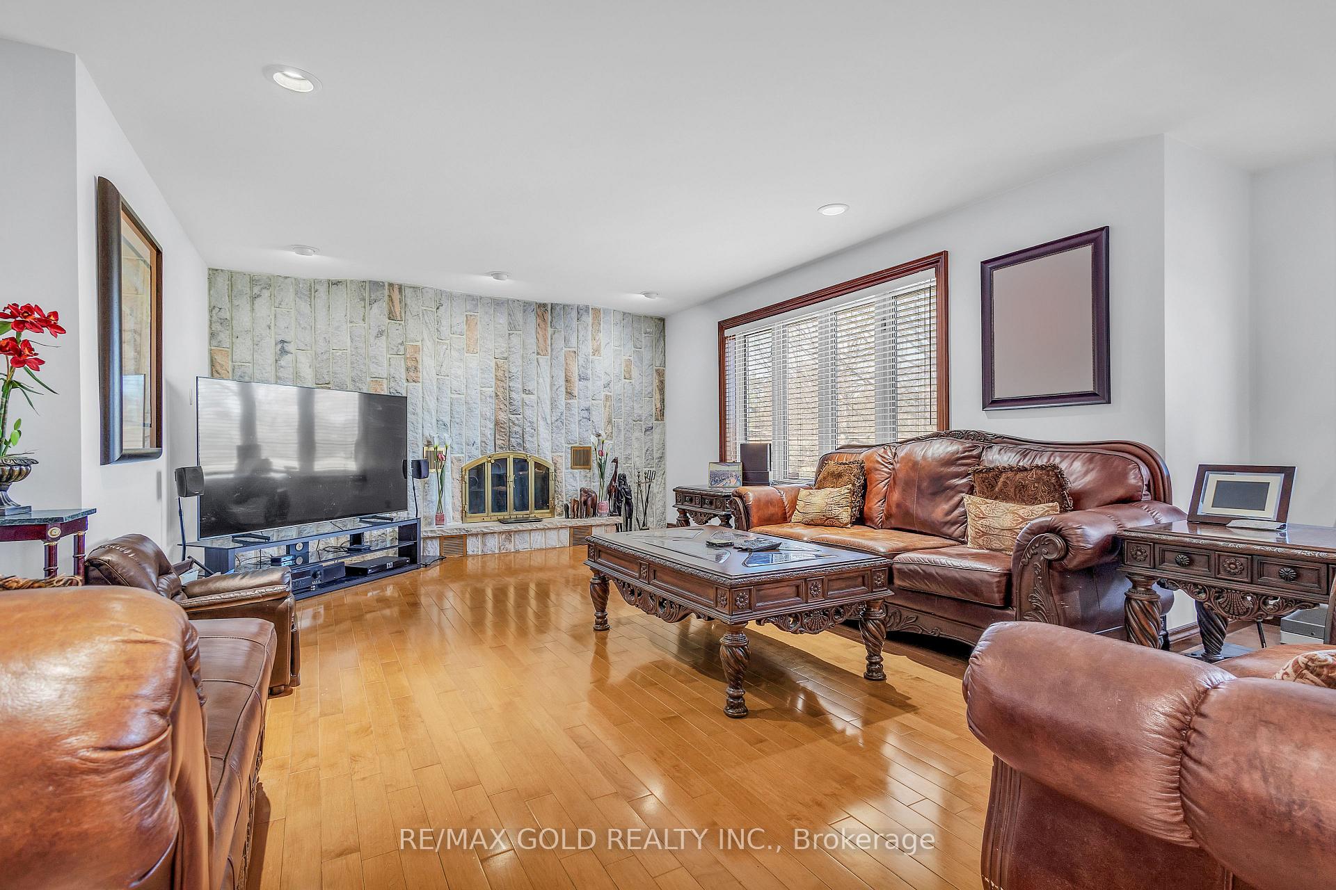 Photo 12 of 21 Leone Lane, Brampton, Bram East — HOMEH