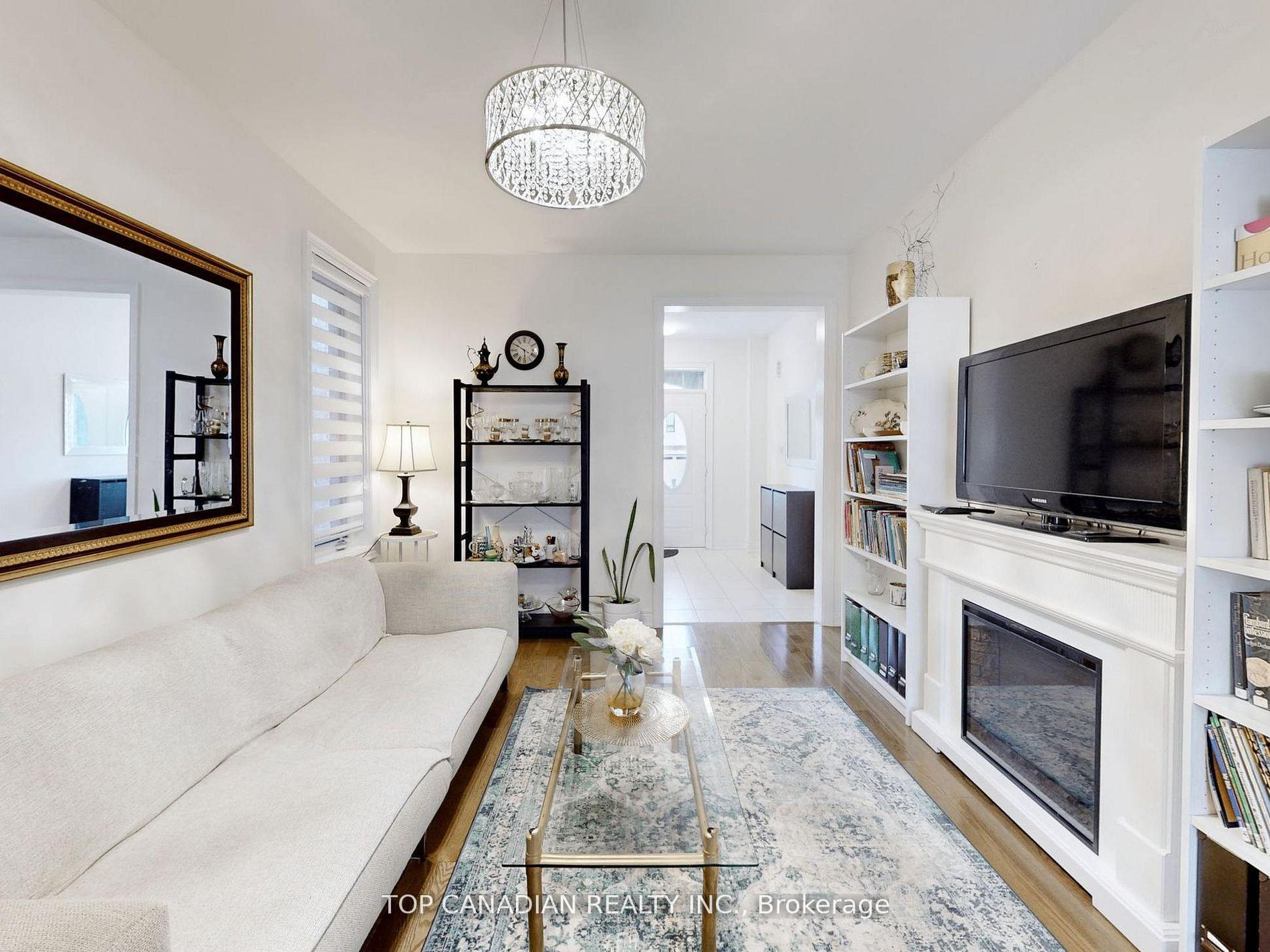 Photo 3 of 208 Boone Crescent, Vaughan, Kleinburg — HOMEH
