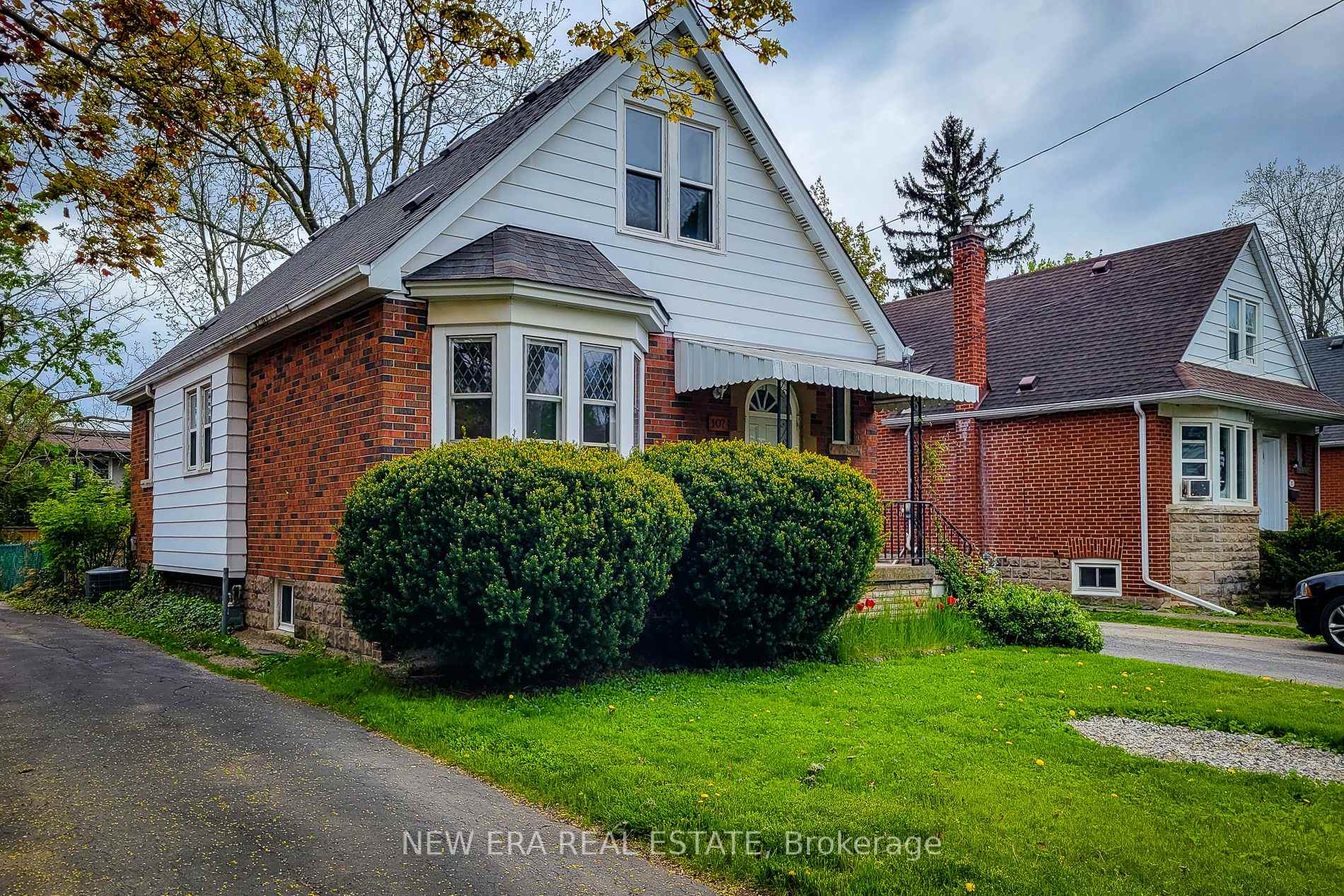 Photo 2 of 107 Haddon Avenue S, Hamilton, Ainslie Wood — HOMEH