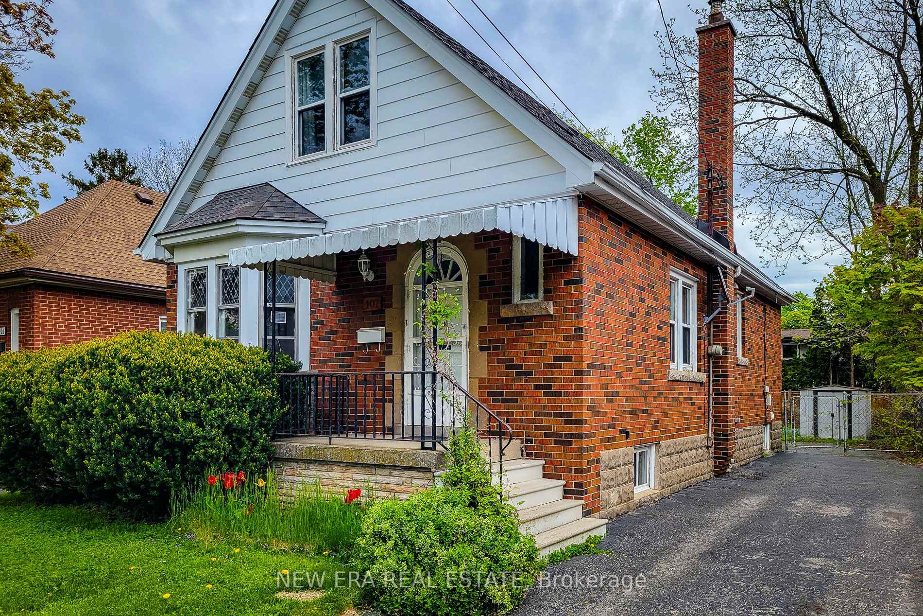 Photo 3 of 107 Haddon Avenue S, Hamilton, Ainslie Wood — HOMEH