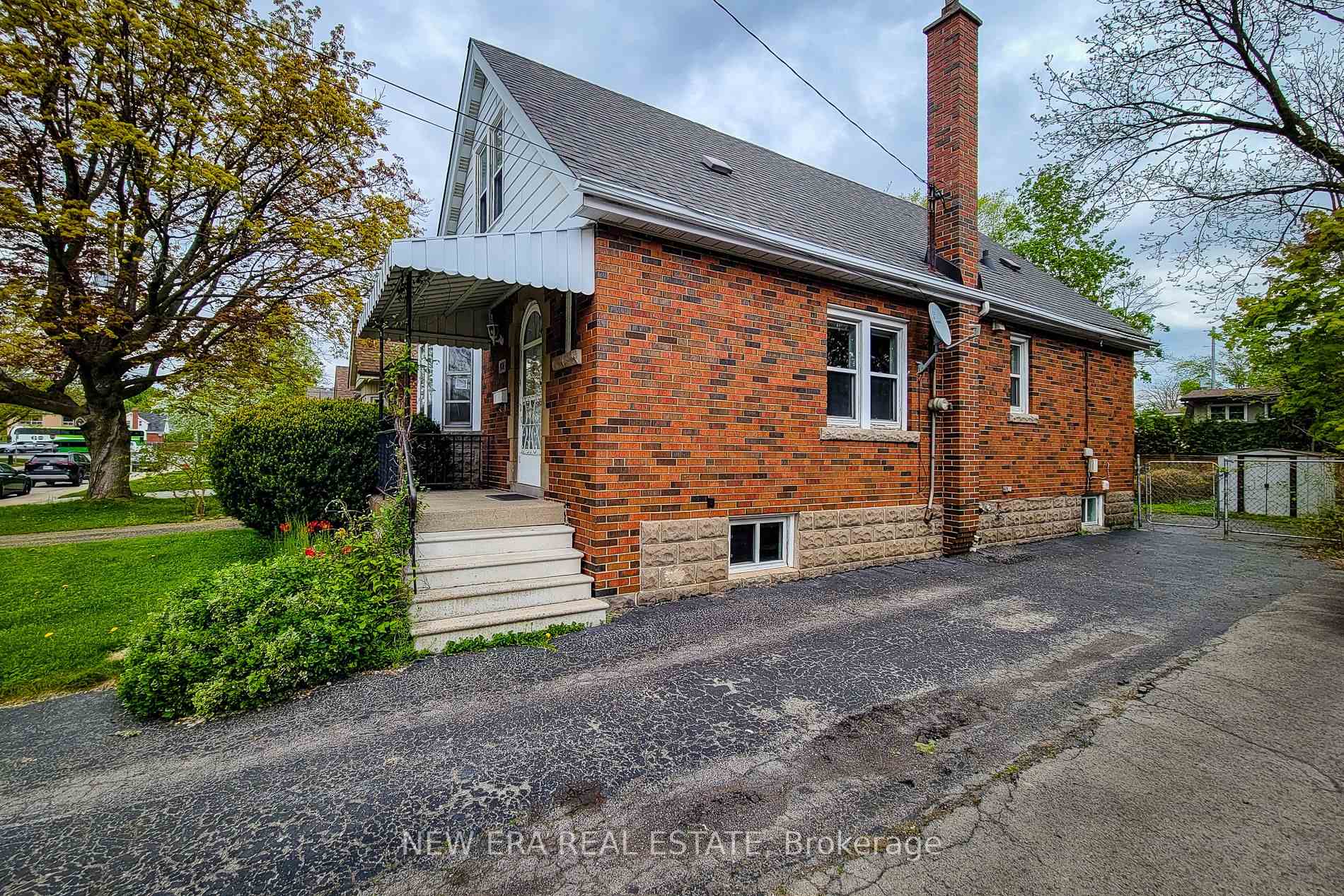Photo 4 of 107 Haddon Avenue S, Hamilton, Ainslie Wood — HOMEH