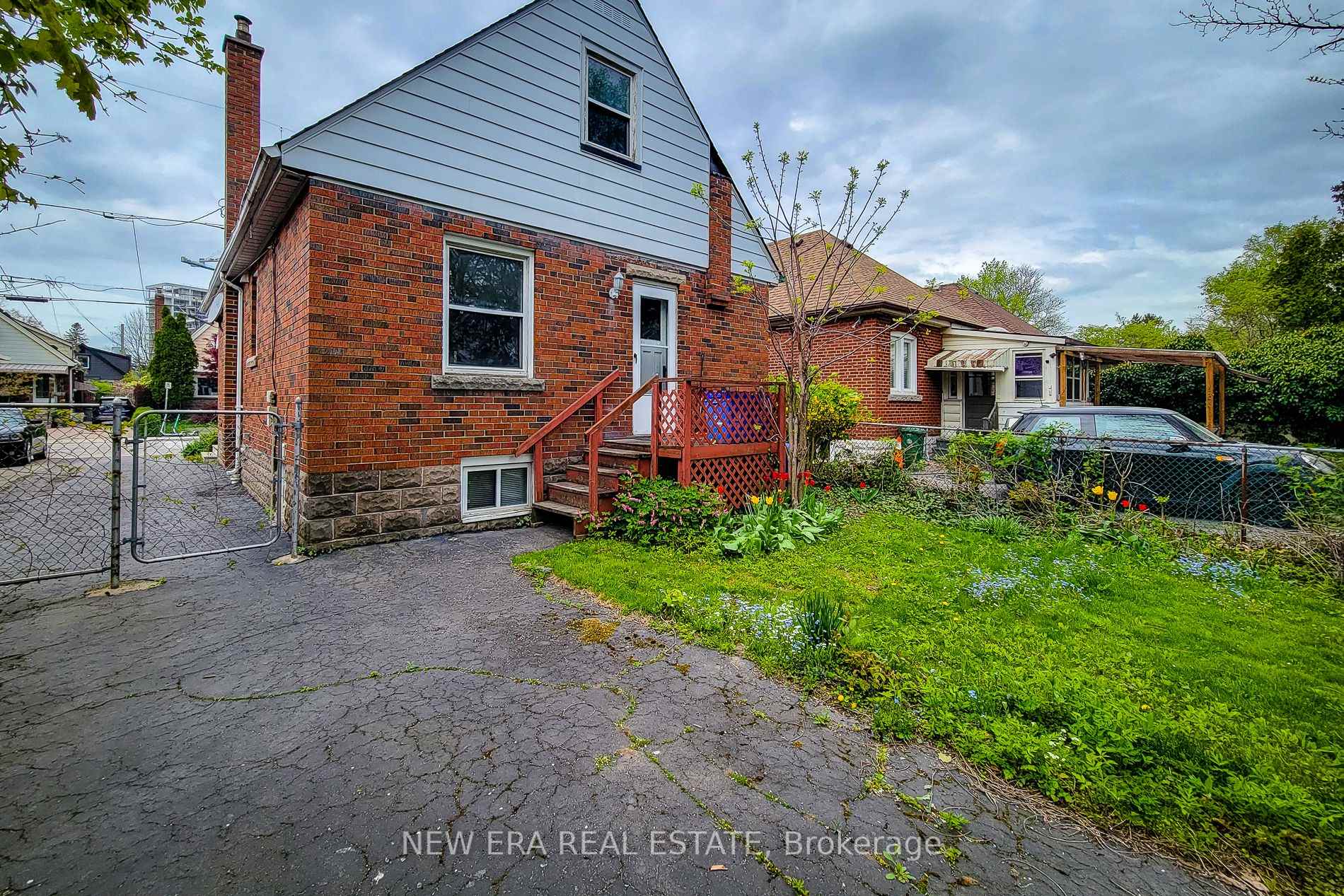 Photo 6 of 107 Haddon Avenue S, Hamilton, Ainslie Wood — HOMEH