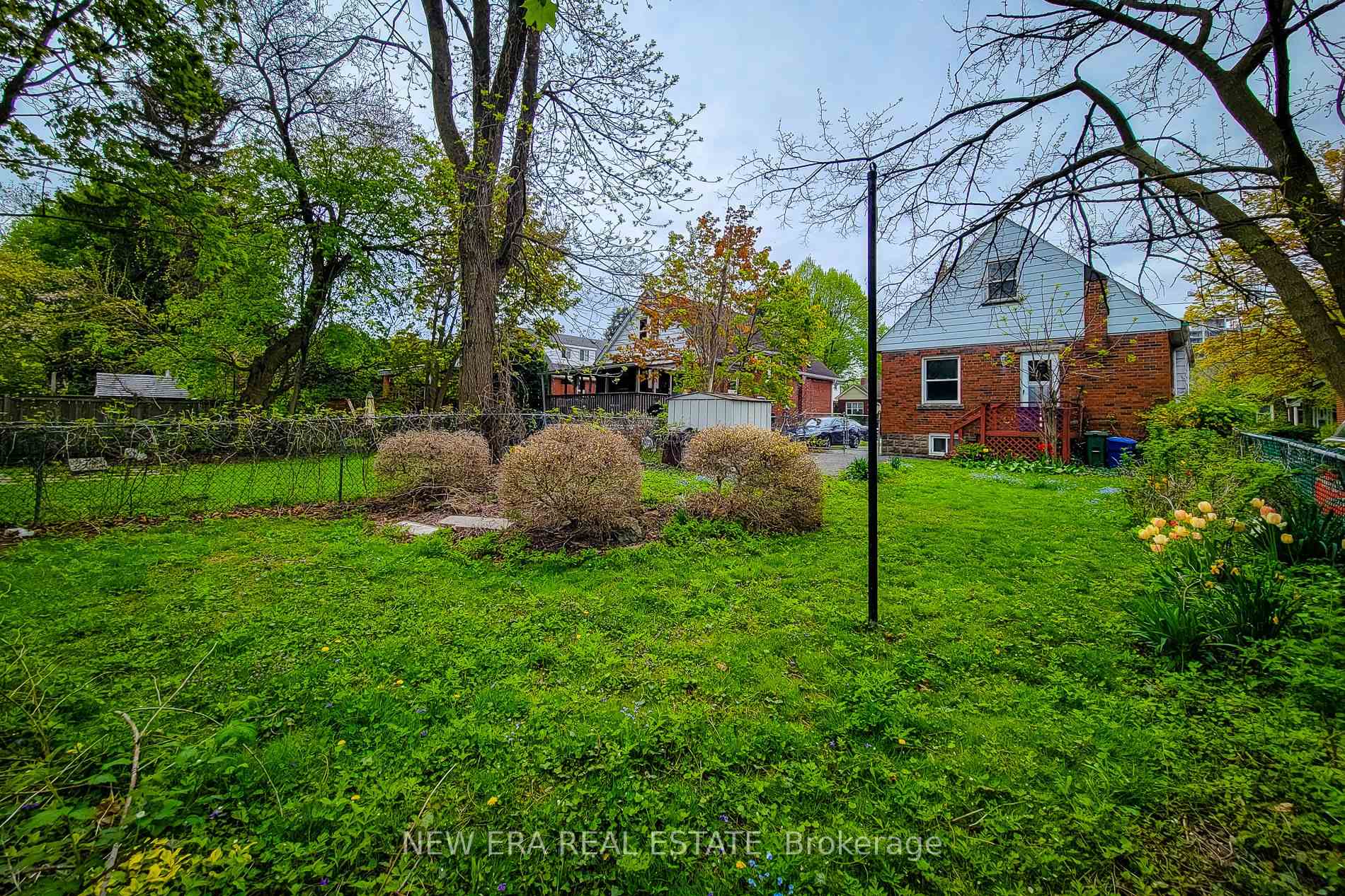 Photo 5 of 107 Haddon Avenue S, Hamilton, Ainslie Wood — HOMEH