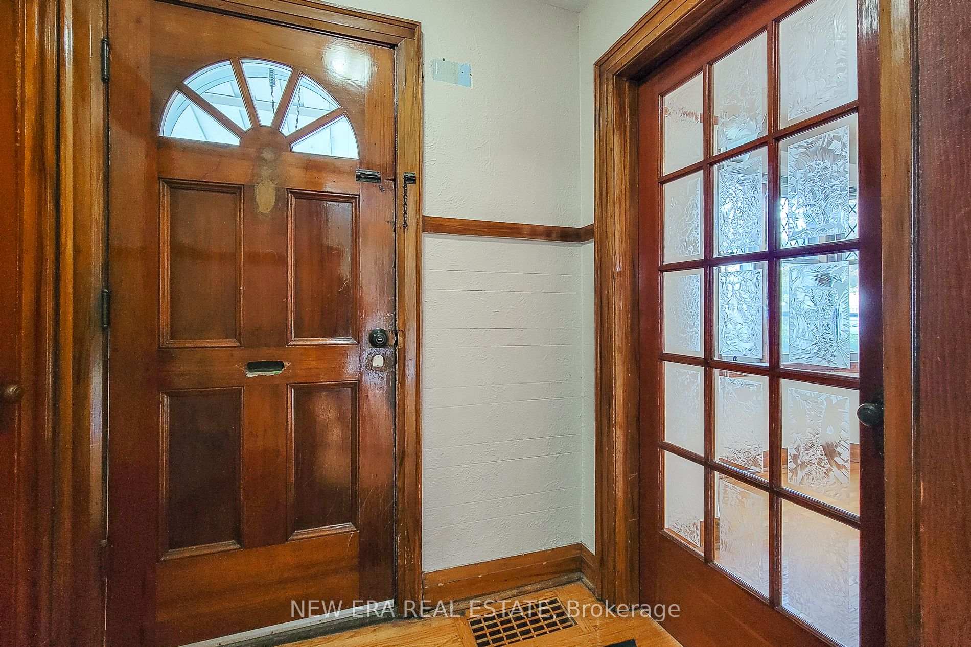 Photo 9 of 107 Haddon Avenue S, Hamilton, Ainslie Wood — HOMEH