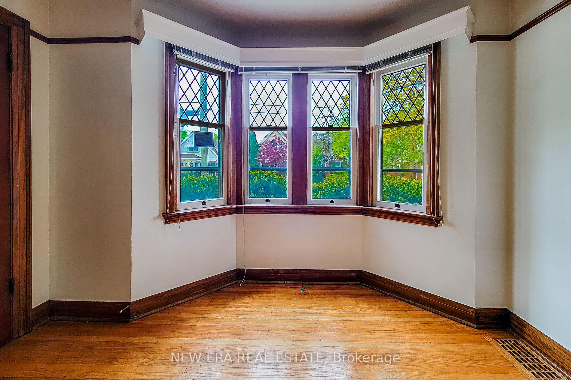 Photo 14 of 107 Haddon Avenue S, Hamilton, Ainslie Wood — HOMEH