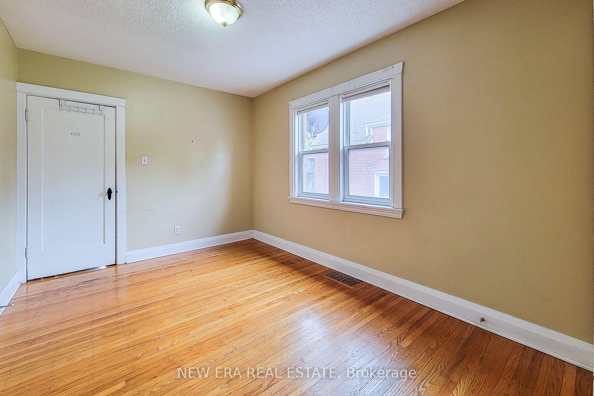 Photo 16 of 107 Haddon Avenue S, Hamilton, Ainslie Wood — HOMEH