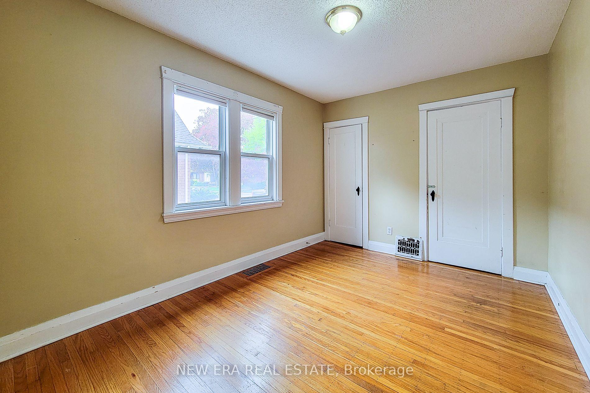 Photo 15 of 107 Haddon Avenue S, Hamilton, Ainslie Wood — HOMEH