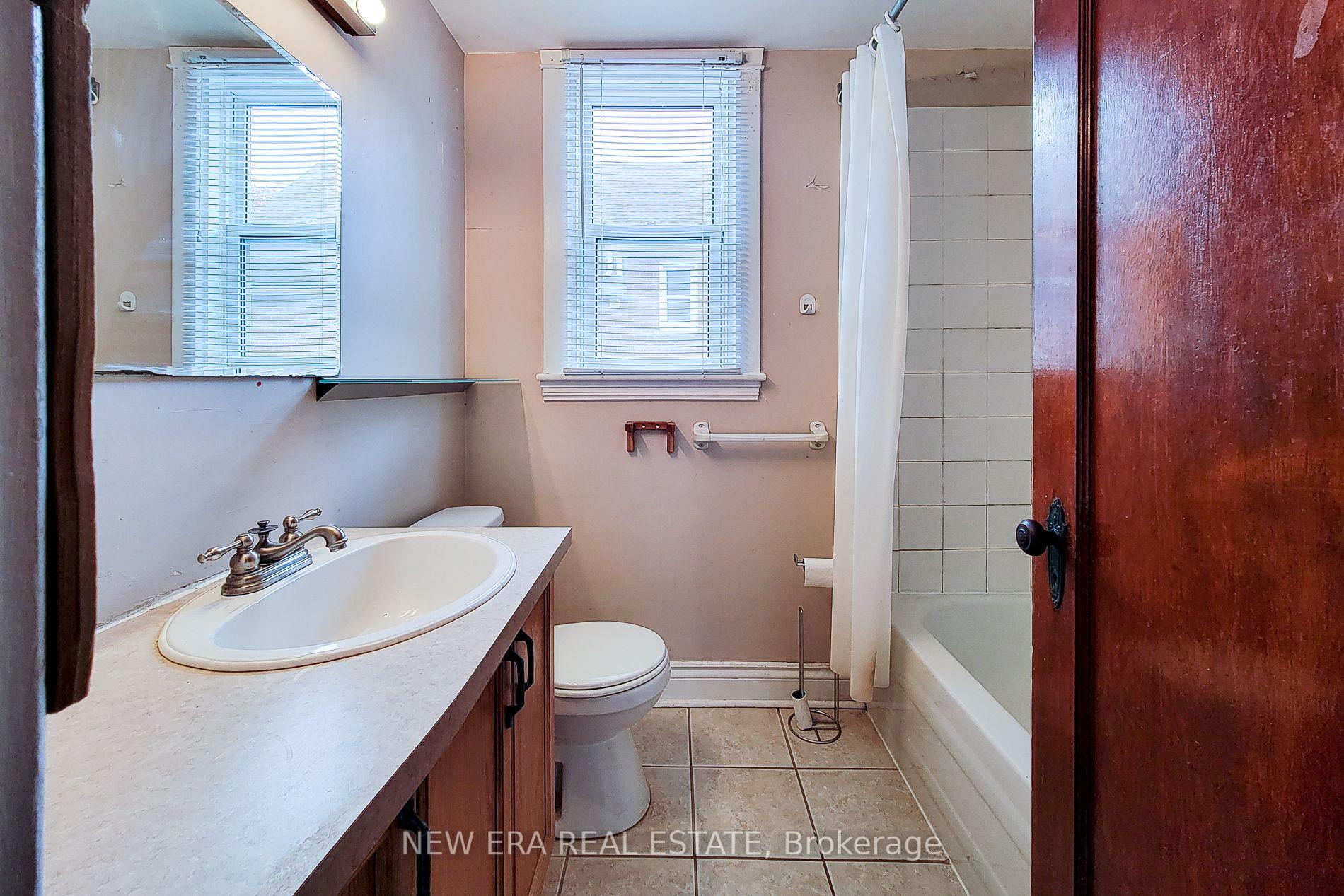 Photo 20 of 107 Haddon Avenue S, Hamilton, Ainslie Wood — HOMEH