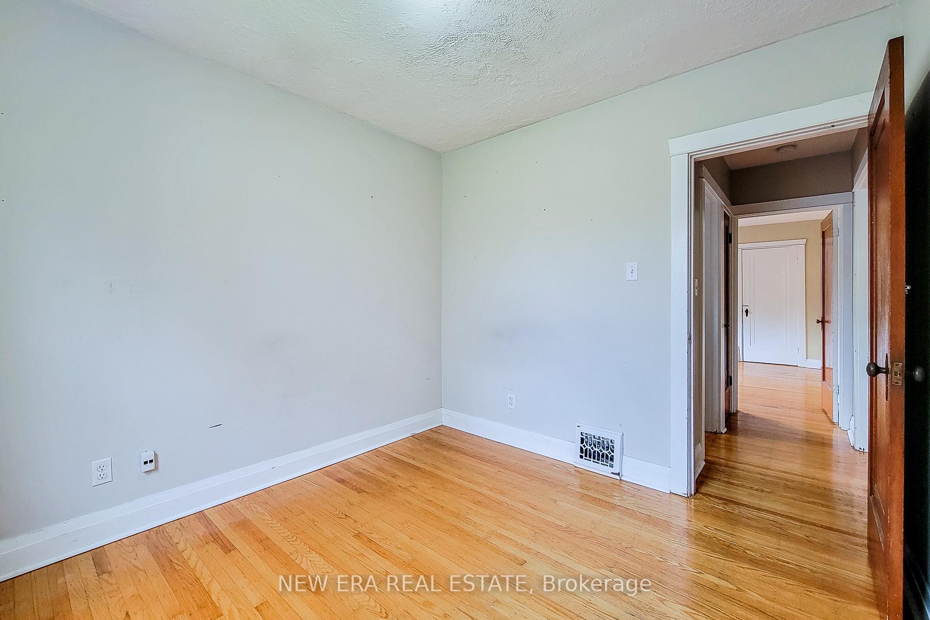 Photo 23 of 107 Haddon Avenue S, Hamilton, Ainslie Wood — HOMEH
