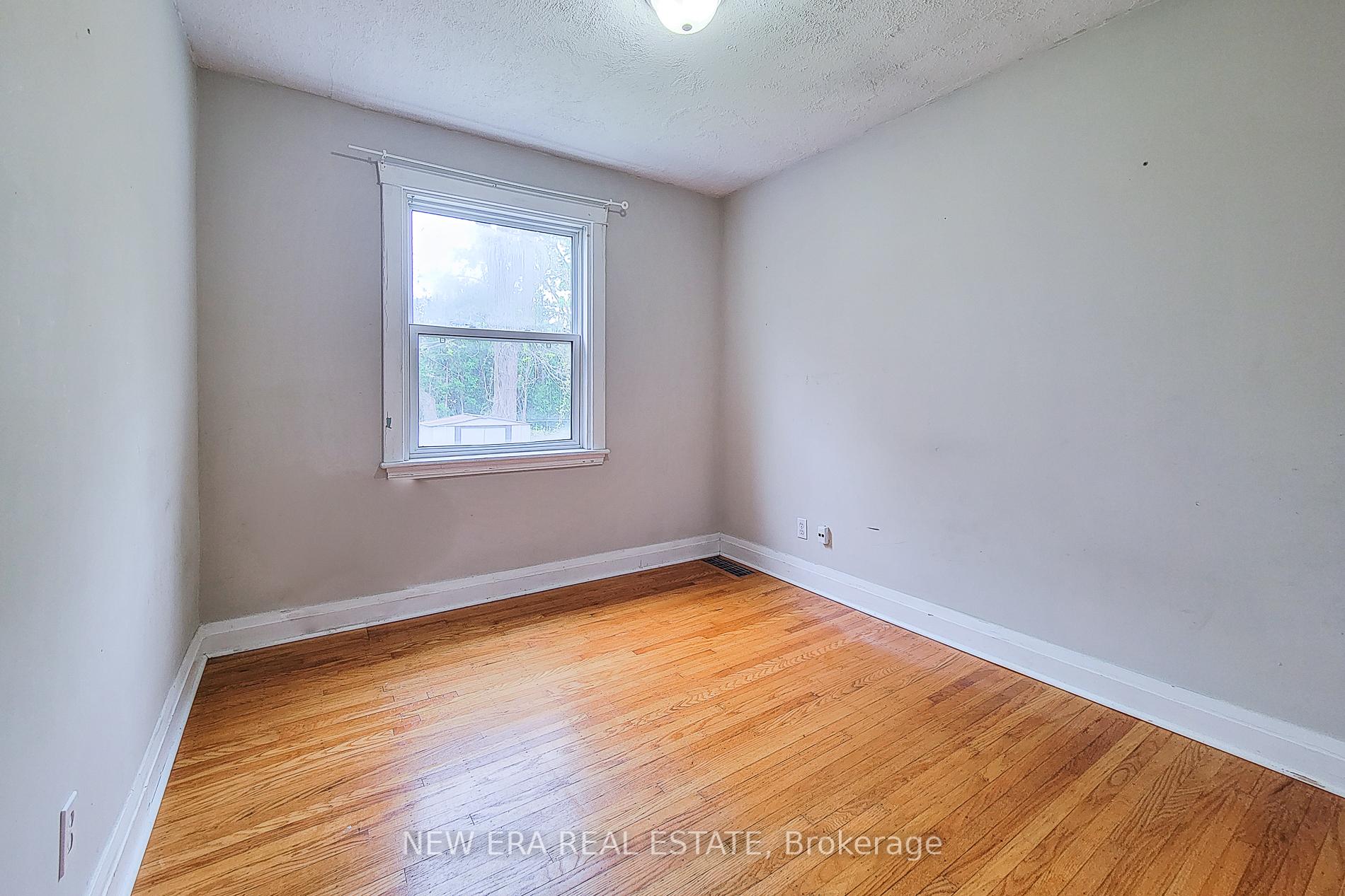 Photo 21 of 107 Haddon Avenue S, Hamilton, Ainslie Wood — HOMEH