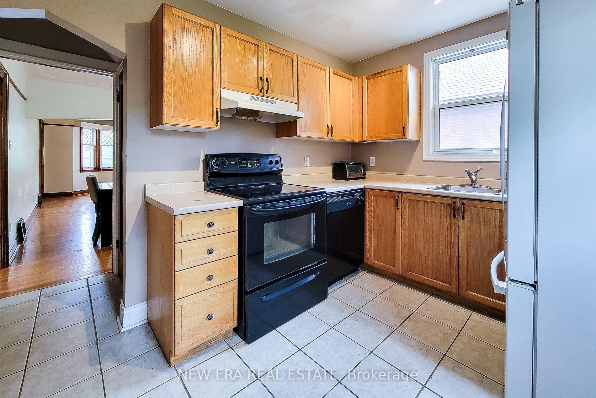 Photo 26 of 107 Haddon Avenue S, Hamilton, Ainslie Wood — HOMEH