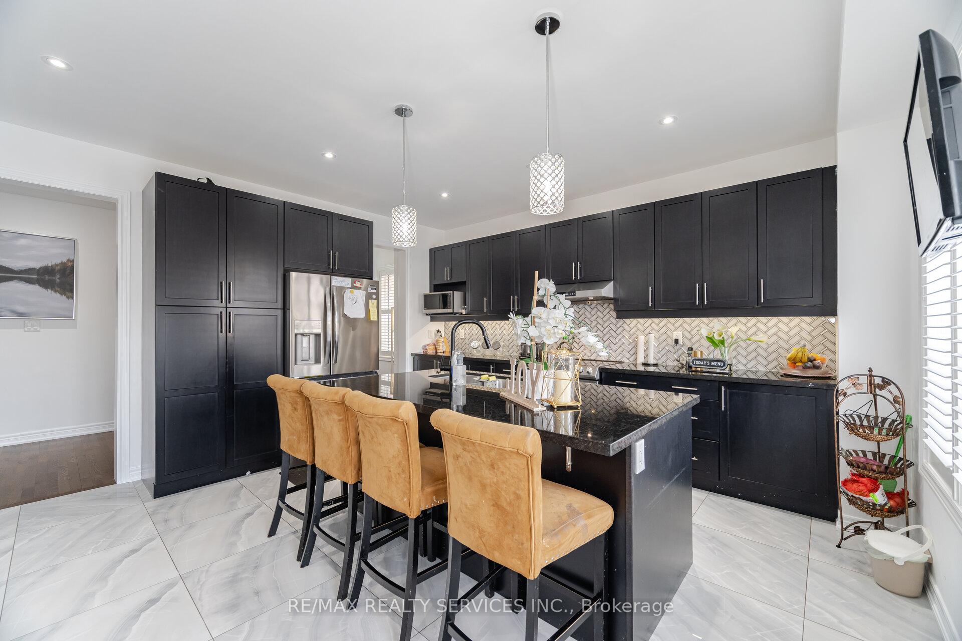 Photo 3 of 17 Boathouse Road, Brampton, Northwest Brampton — HOMEH