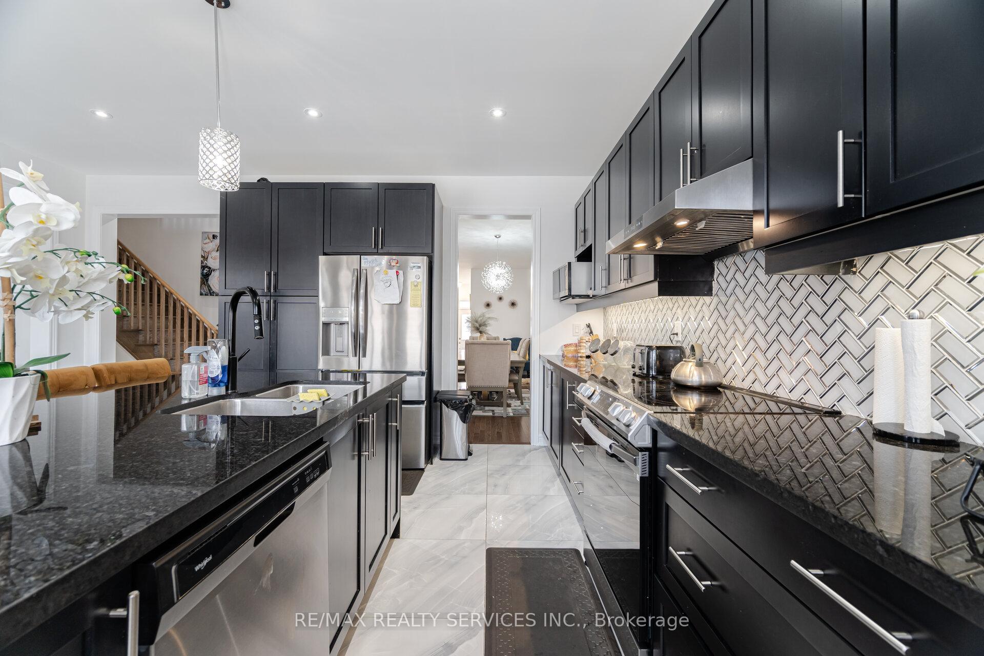 Photo 4 of 17 Boathouse Road, Brampton, Northwest Brampton — HOMEH