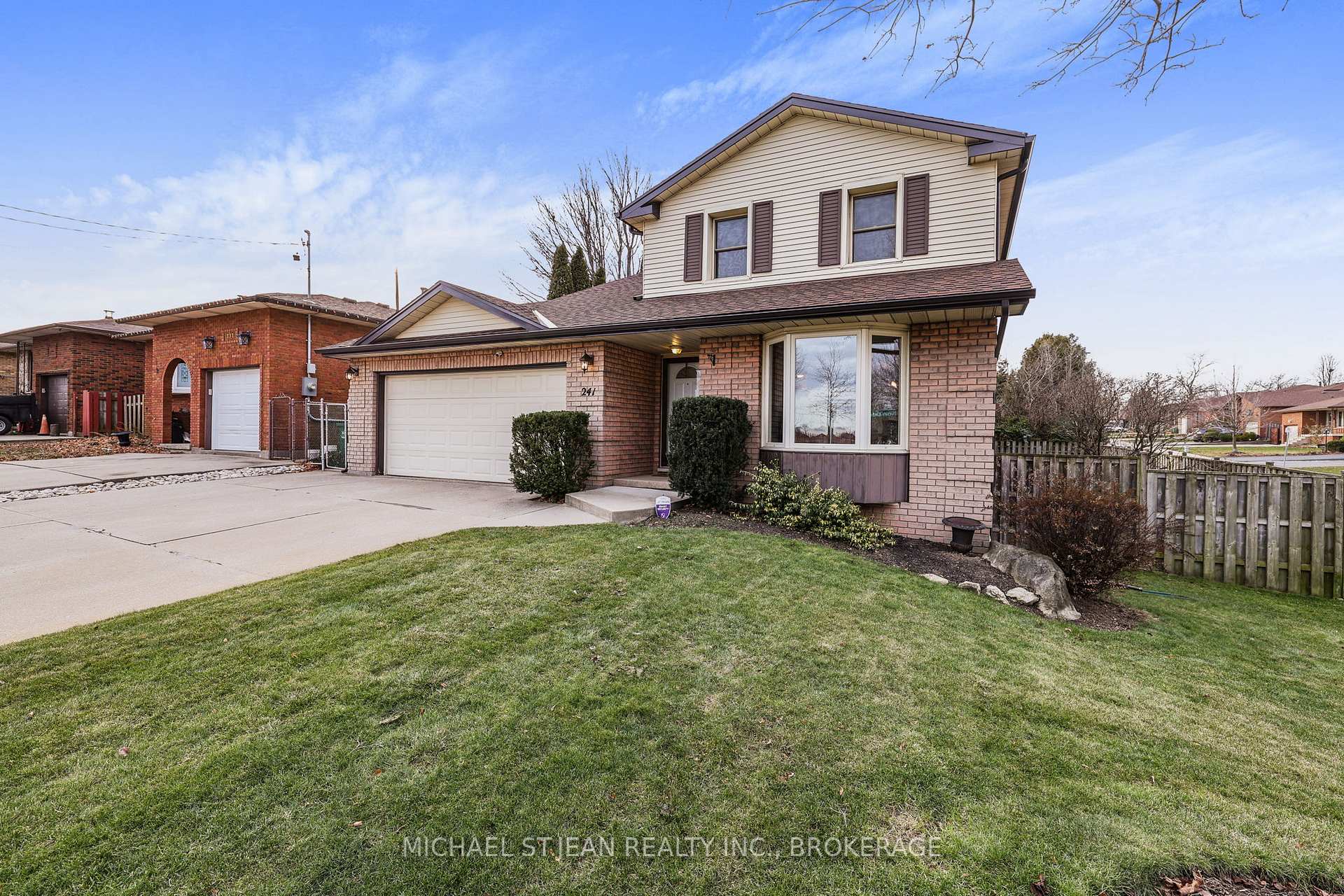 Photo 5 of 241 Bonaventure Drive, Hamilton, Gilbert — HOMEH
