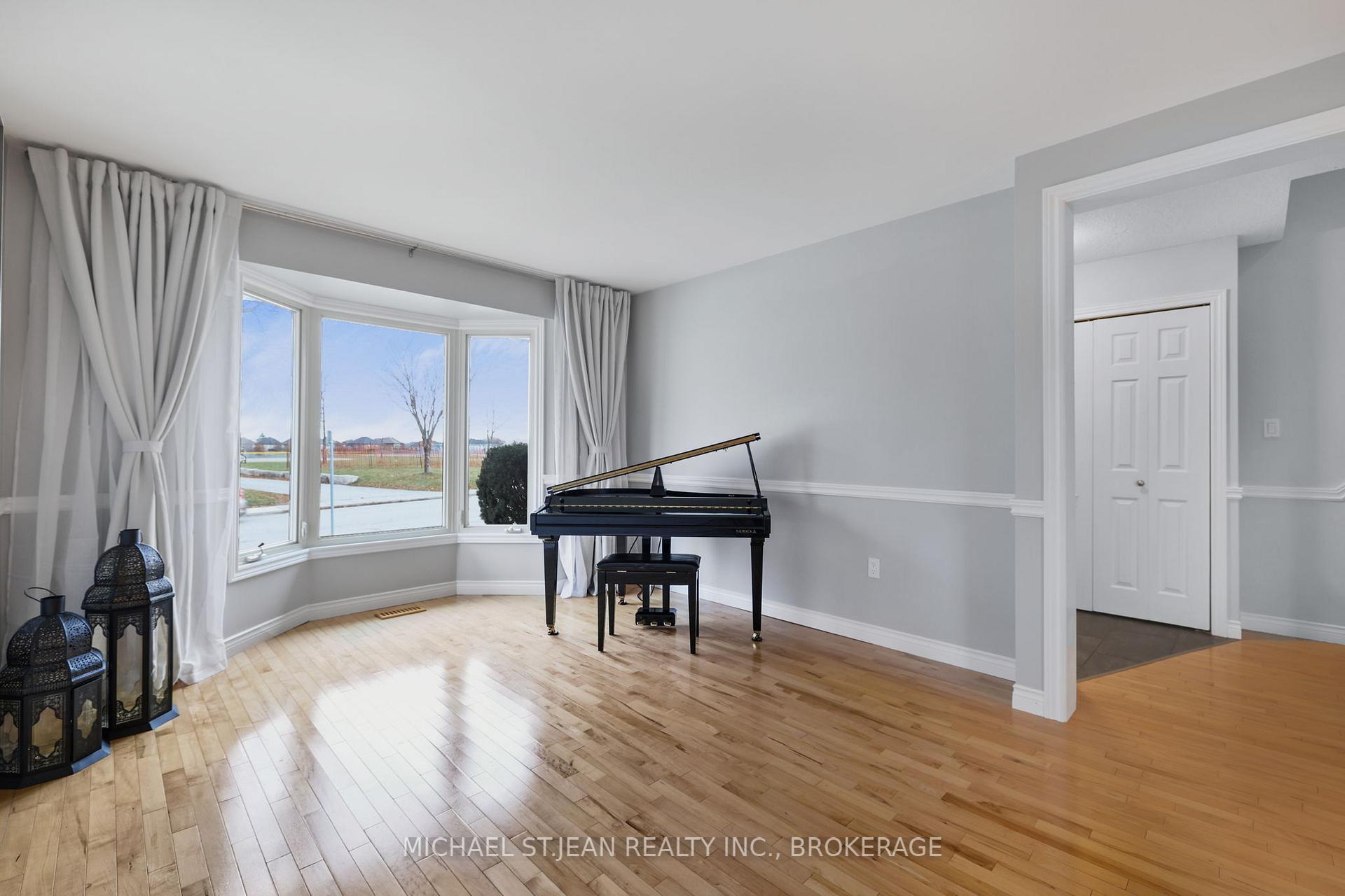 Photo 4 of 241 Bonaventure Drive, Hamilton, Gilbert — HOMEH