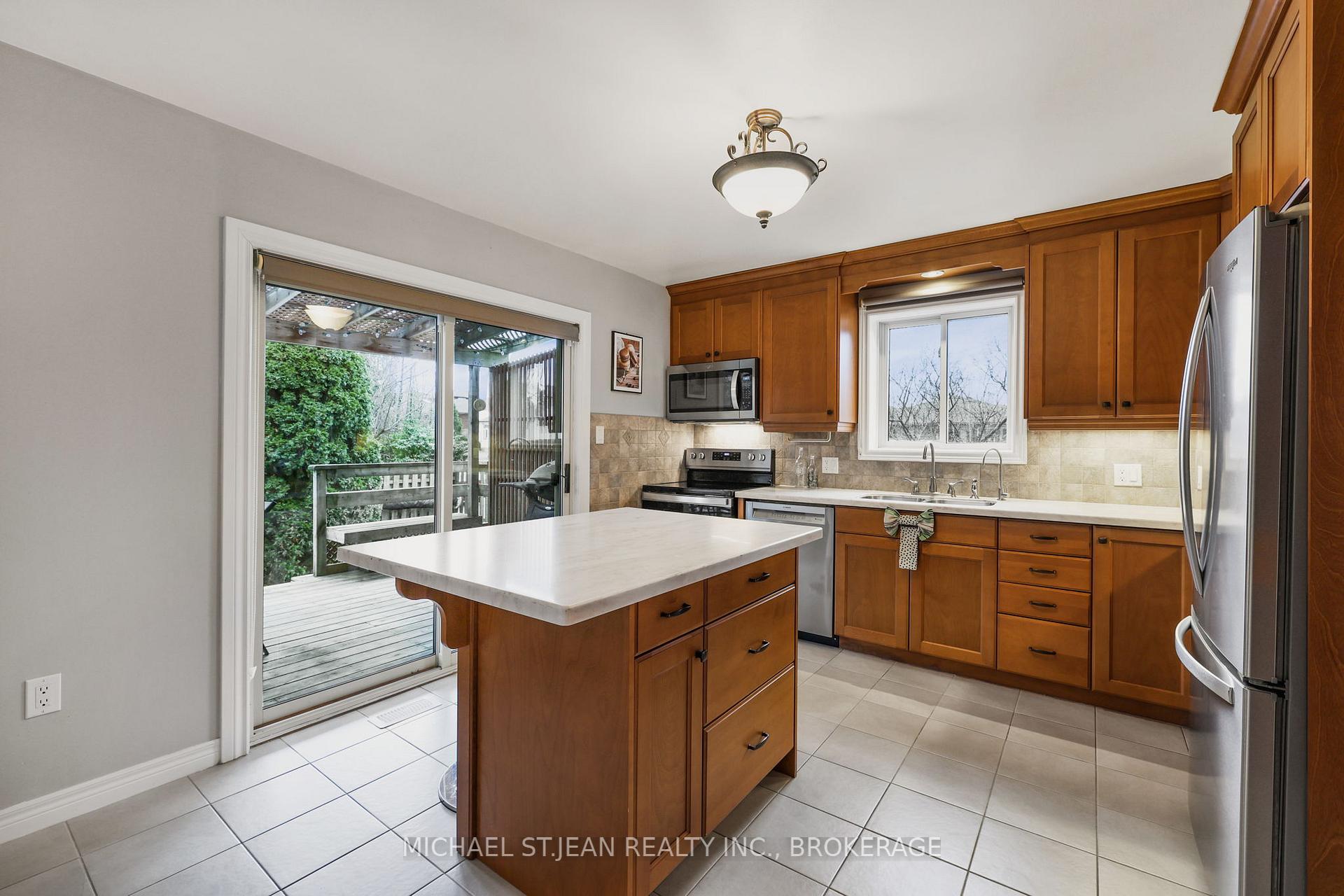 Photo 16 of 241 Bonaventure Drive, Hamilton, Gilbert — HOMEH