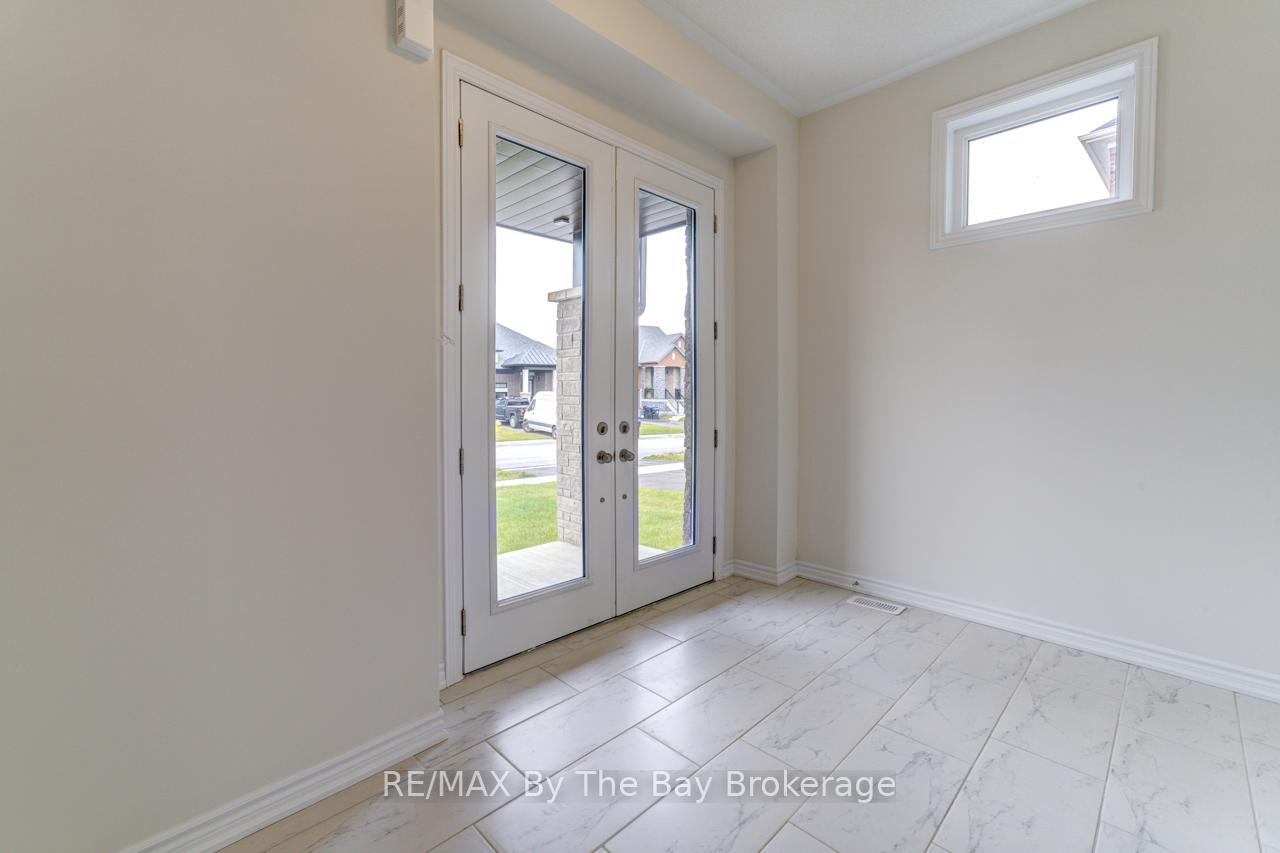 Photo 2 of 20 Rosanne Circle, Wasaga Beach — HOMEH
