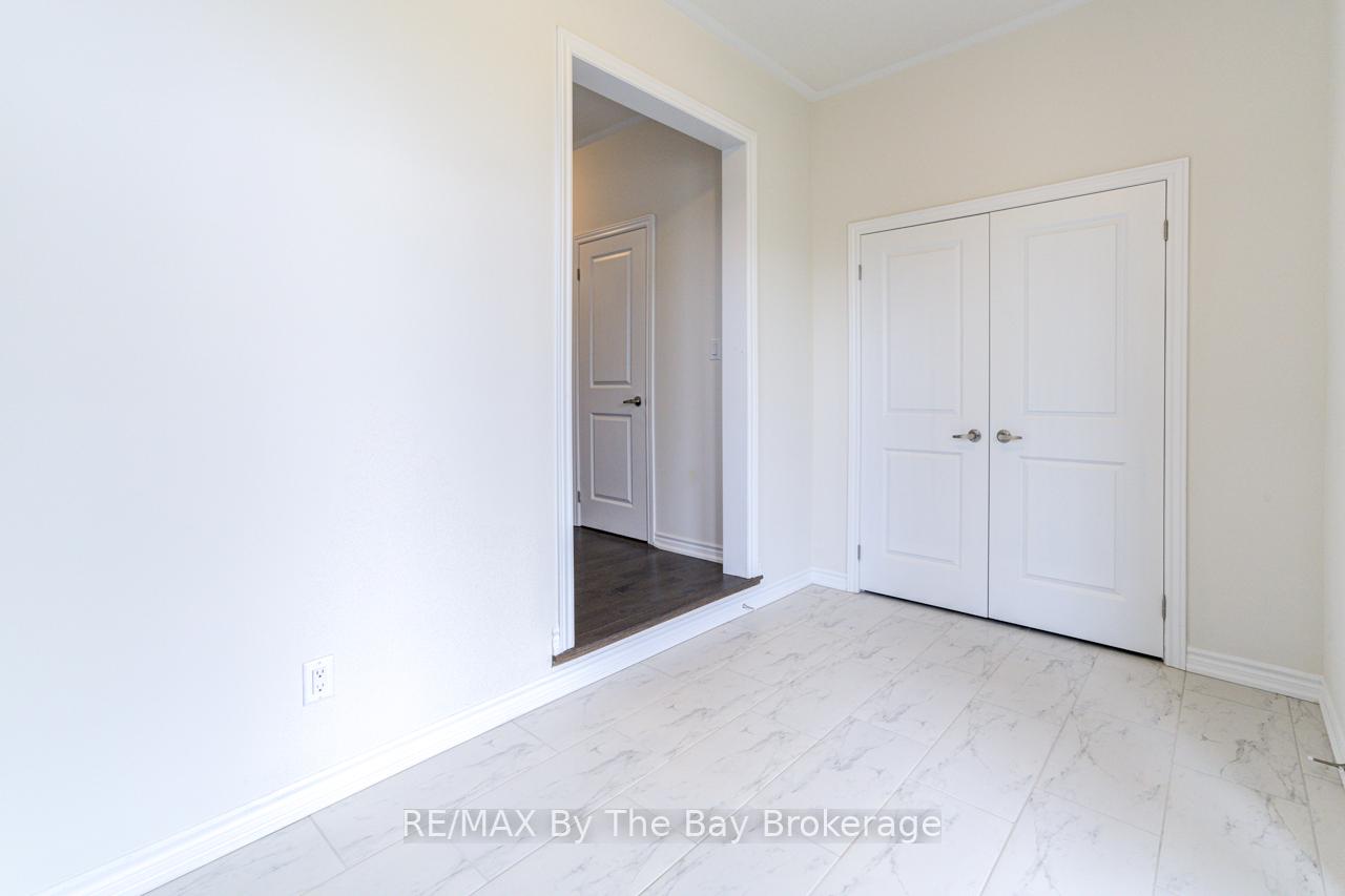 Photo 4 of 20 Rosanne Circle, Wasaga Beach — HOMEH