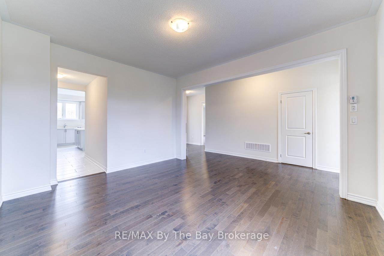 Photo 8 of 20 Rosanne Circle, Wasaga Beach — HOMEH
