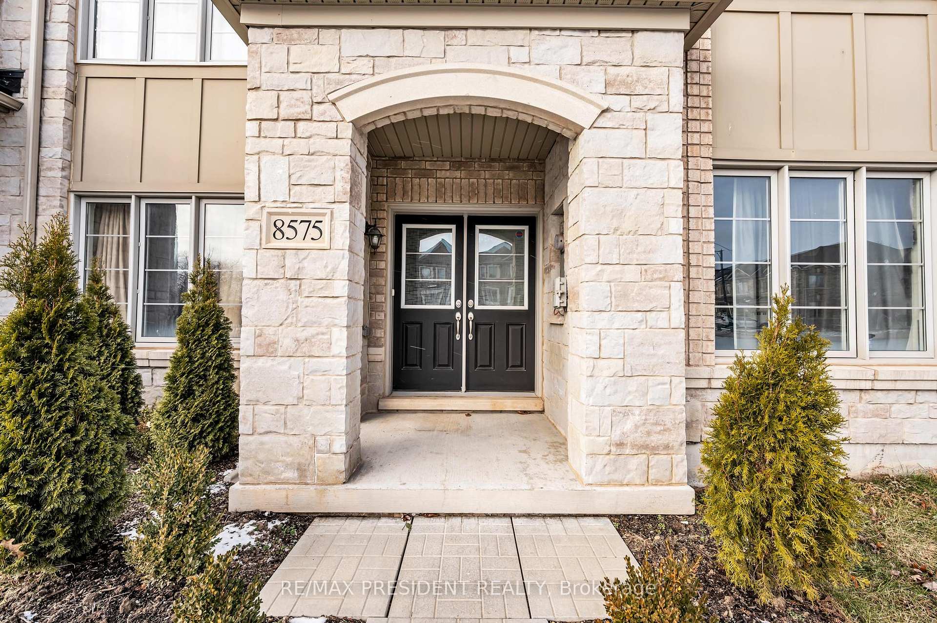 Photo 4 of 8575 Financial Drive, Brampton, Bram West — HOMEH