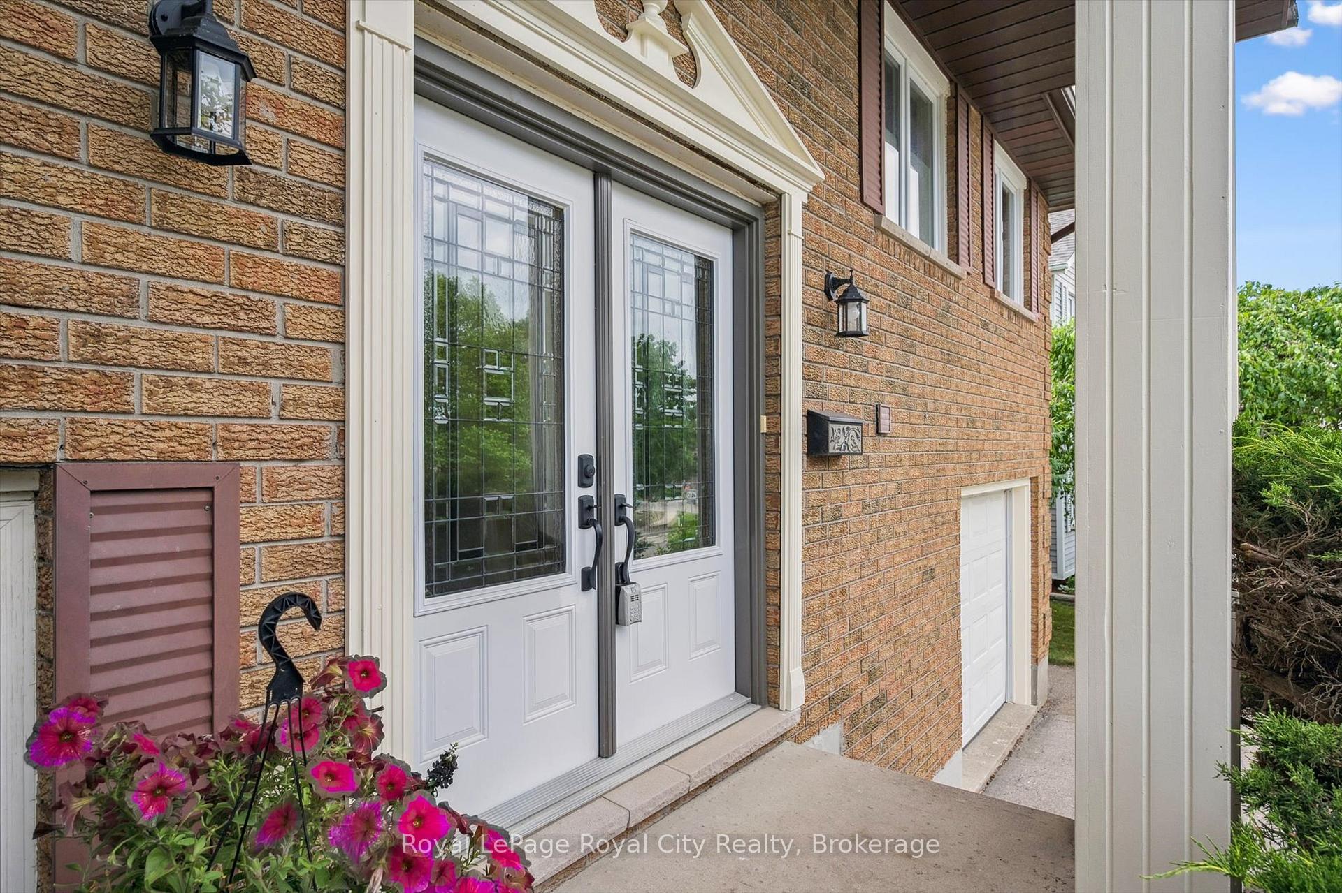 Photo 1 of 9 Dunhill Crescent, Guelph, Willow West/Sugarbush/West Acres — HOMEH