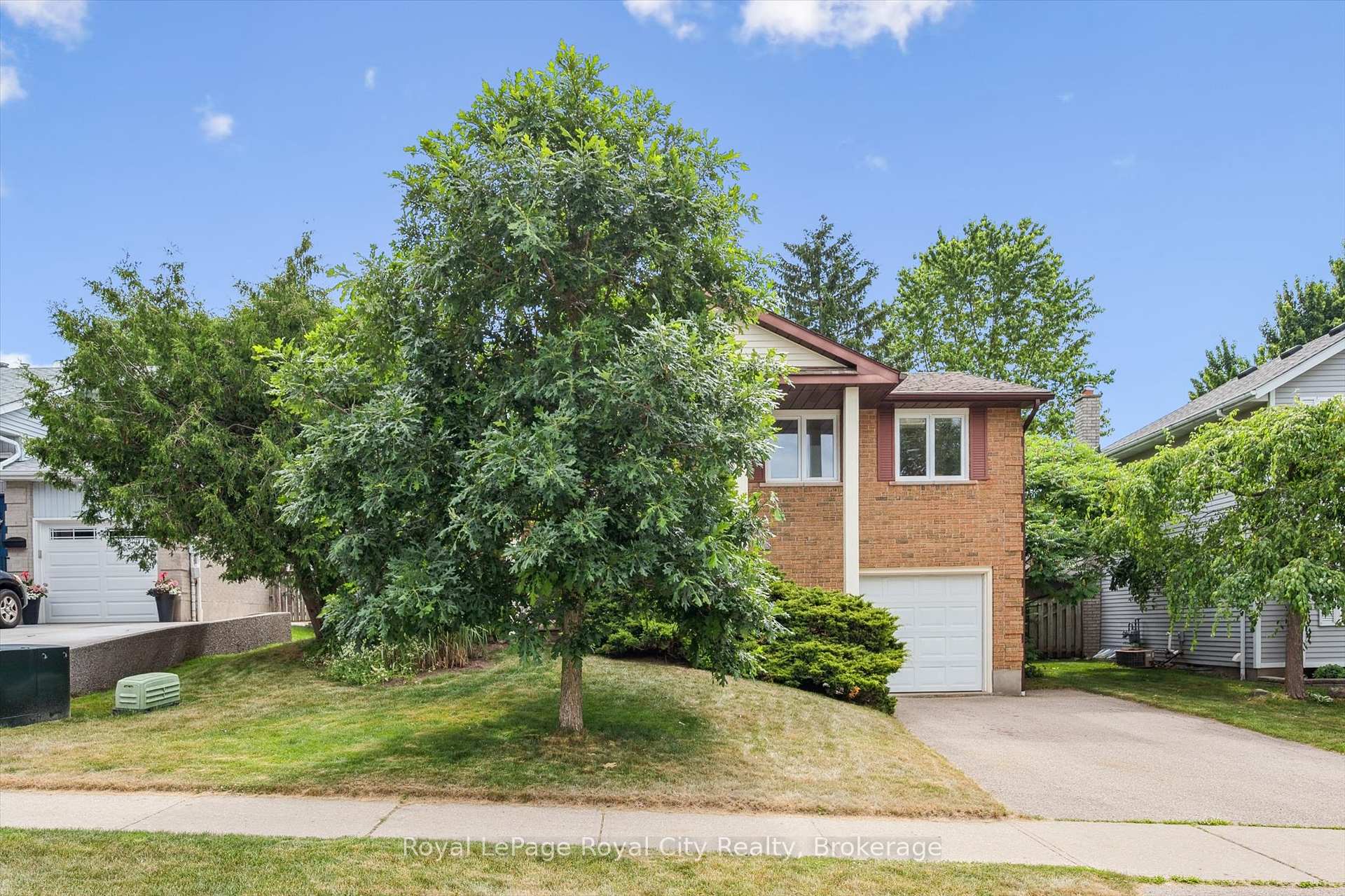 Photo 3 of 9 Dunhill Crescent, Guelph, Willow West/Sugarbush/West Acres — HOMEH