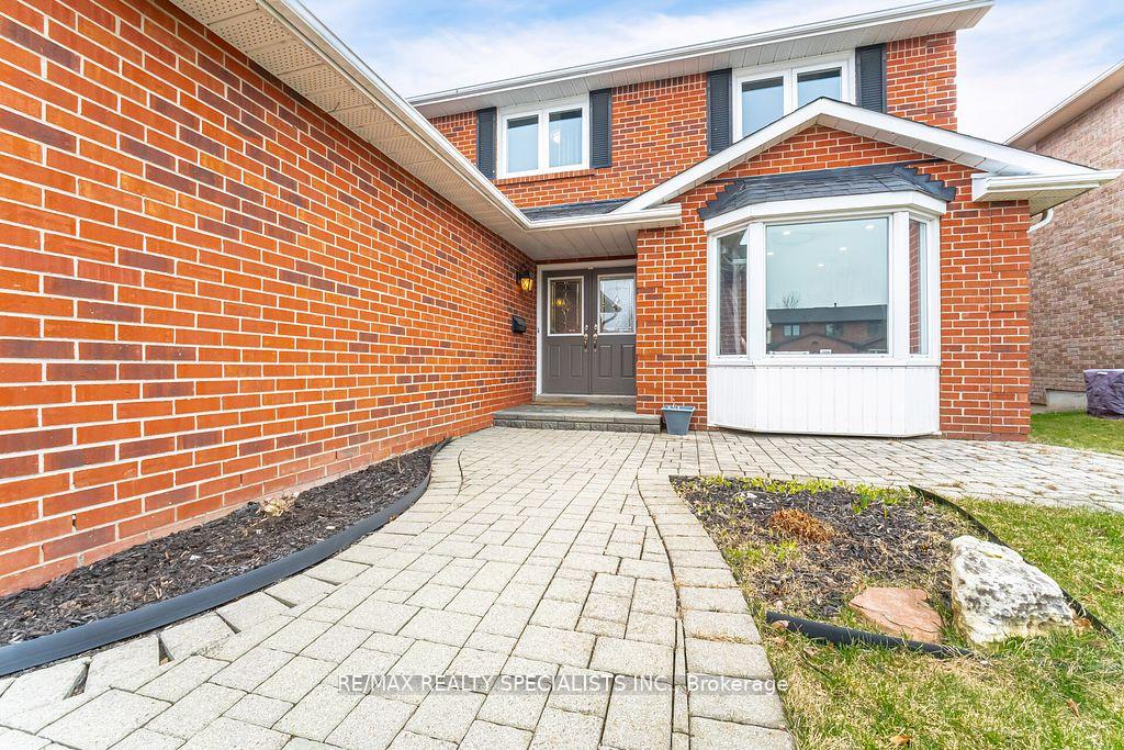 Photo 3 of 72 Farrow Crescent, Ajax, South West — HOMEH