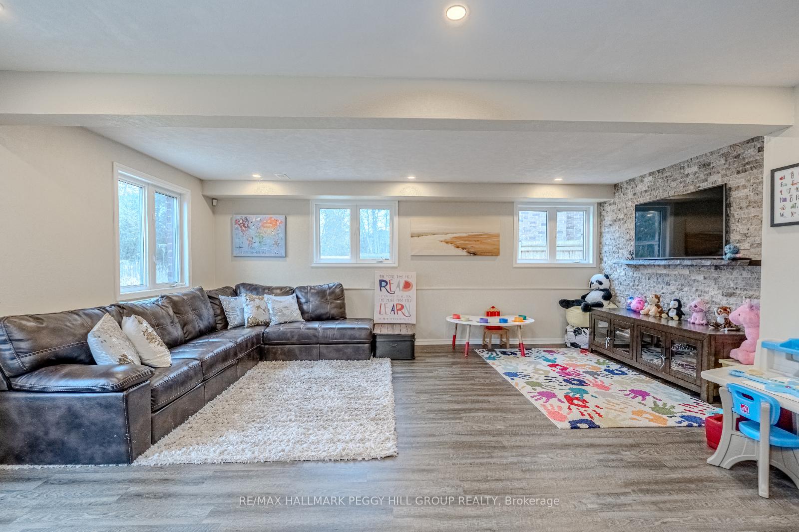 Photo 12 of 35 Marta Crescent, Barrie, Ardagh — HOMEH