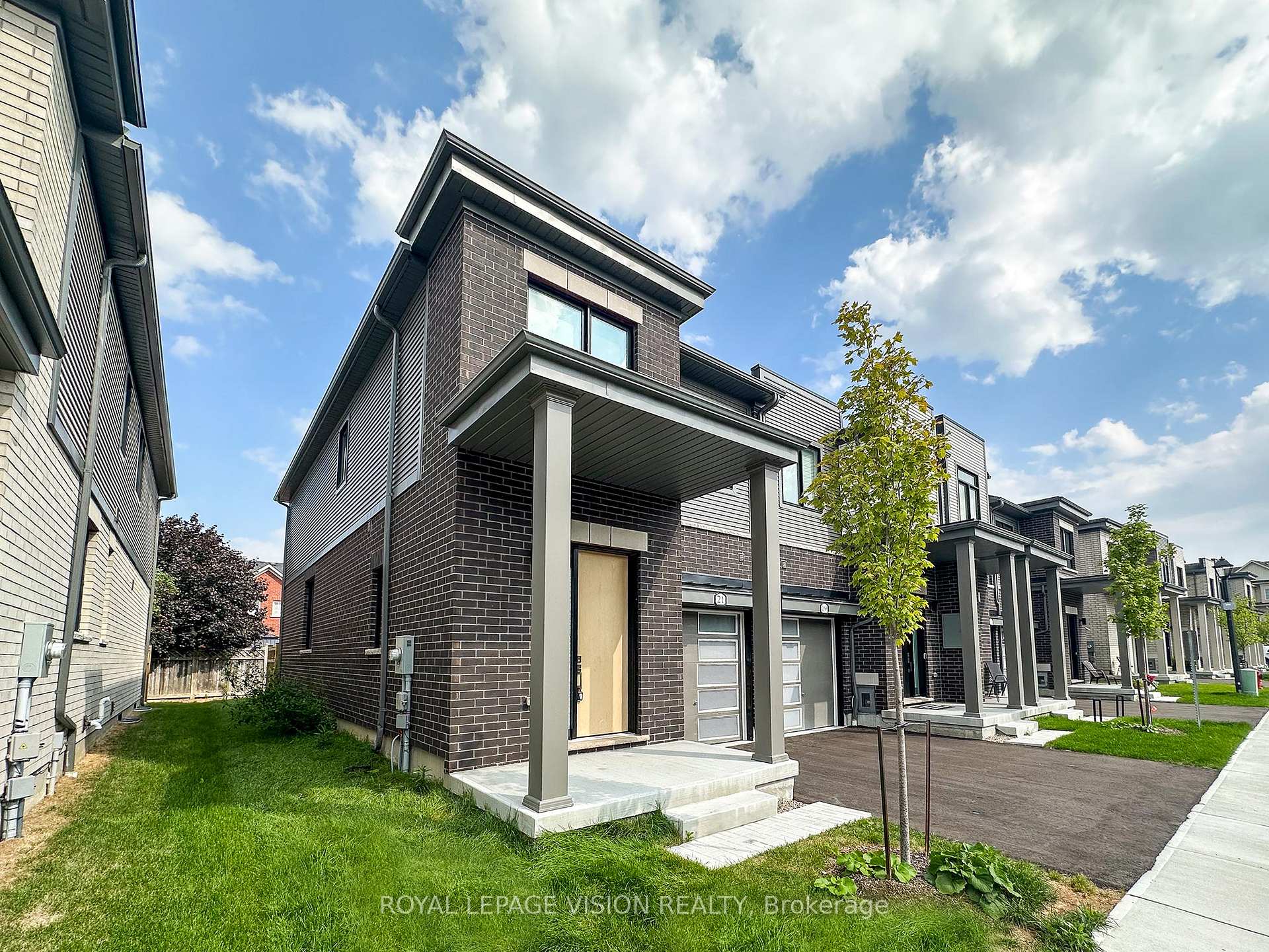 Photo 1 of 21 Sorbara Way, Whitby, Brooklin — HOMEH