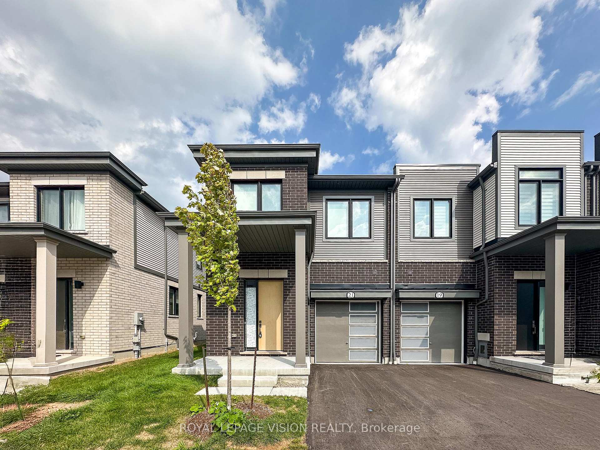 Photo 4 of 21 Sorbara Way, Whitby, Brooklin — HOMEH