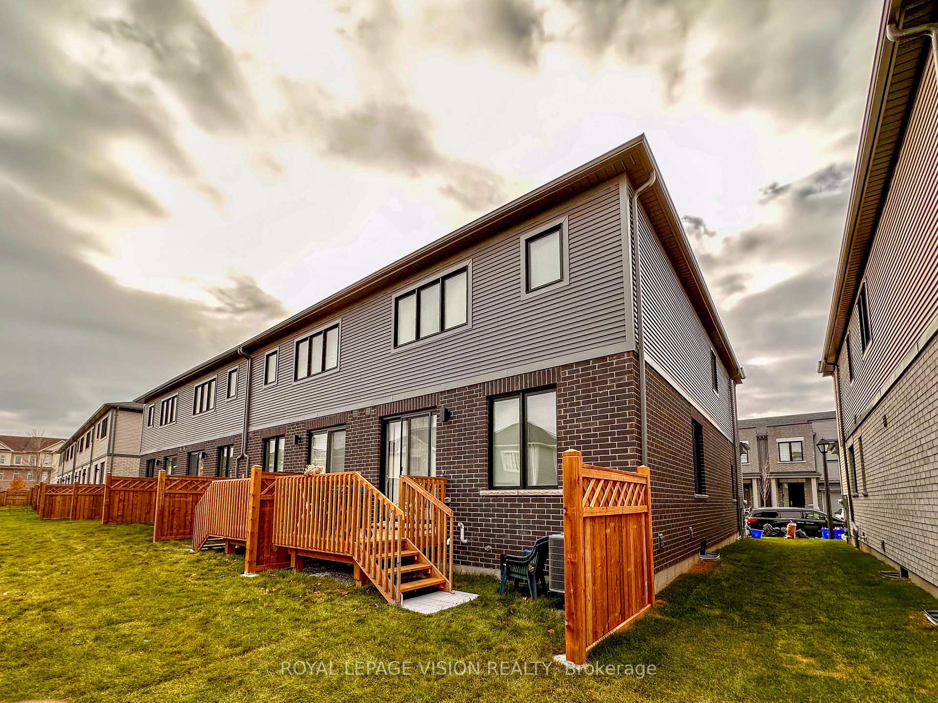 Photo 14 of 21 Sorbara Way, Whitby, Brooklin — HOMEH
