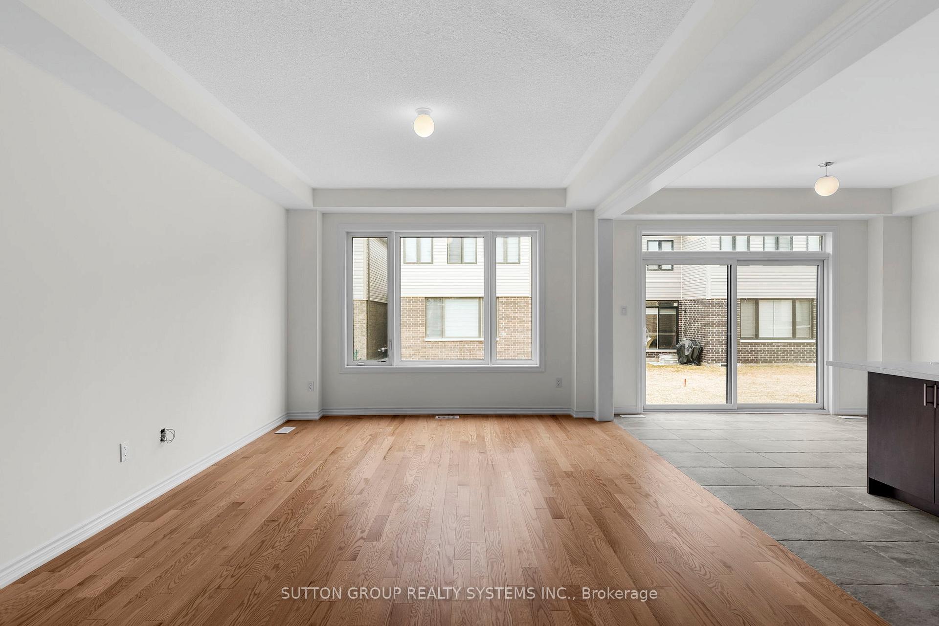 Photo 4 of 42 Rochester Drive, Barrie, Innis-Shore — HOMEH