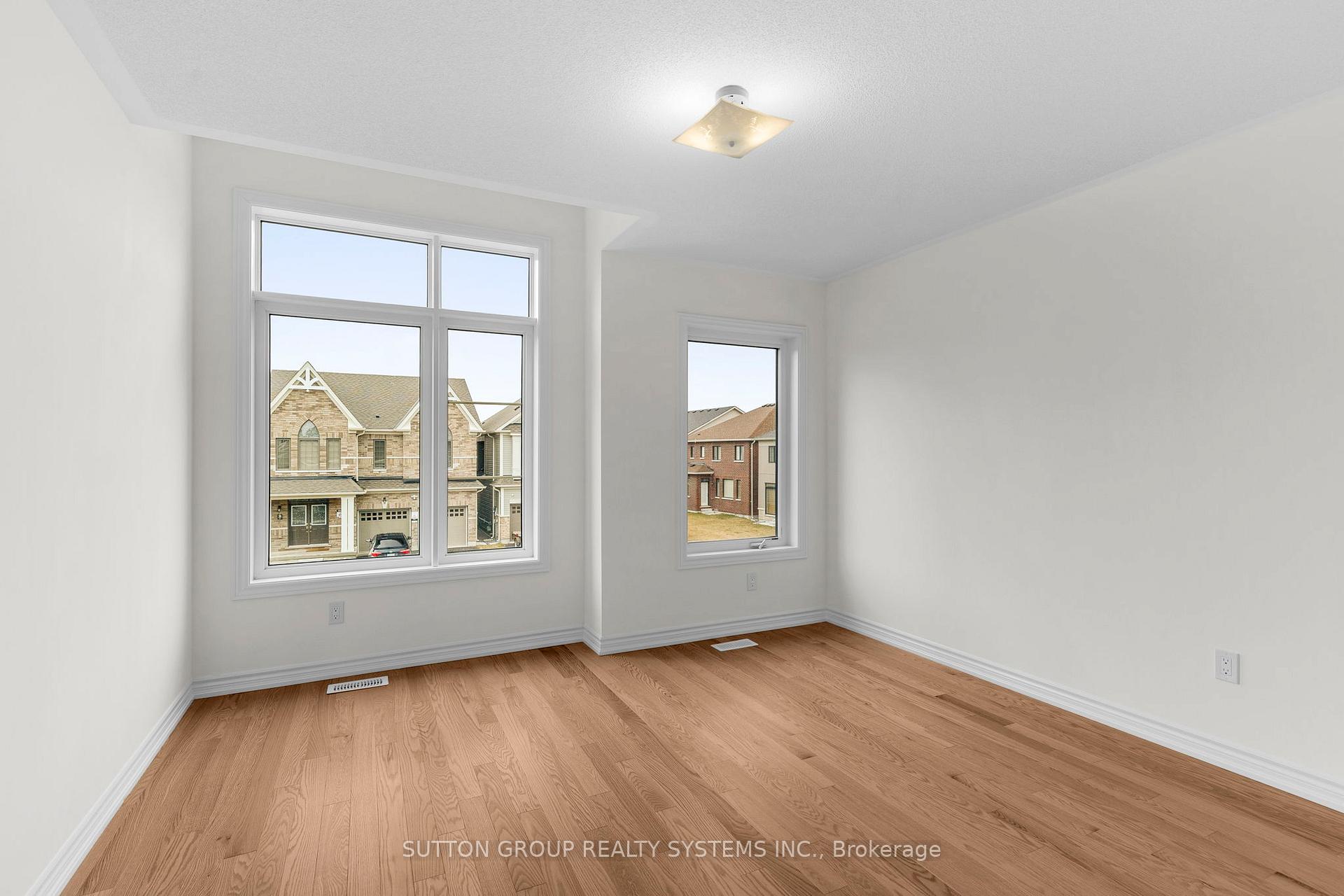 Photo 5 of 42 Rochester Drive, Barrie, Innis-Shore — HOMEH