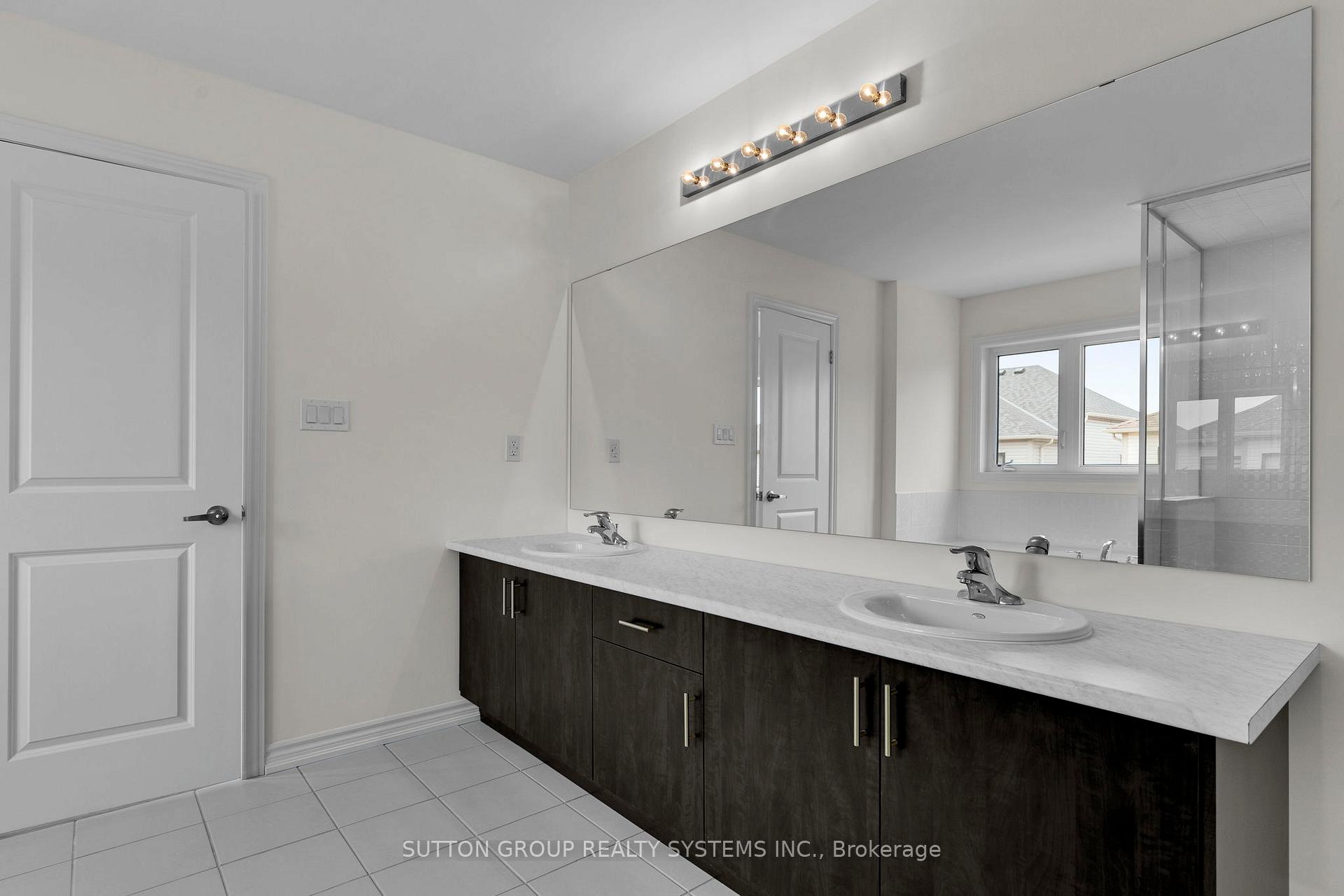 Photo 12 of 42 Rochester Drive, Barrie, Innis-Shore — HOMEH